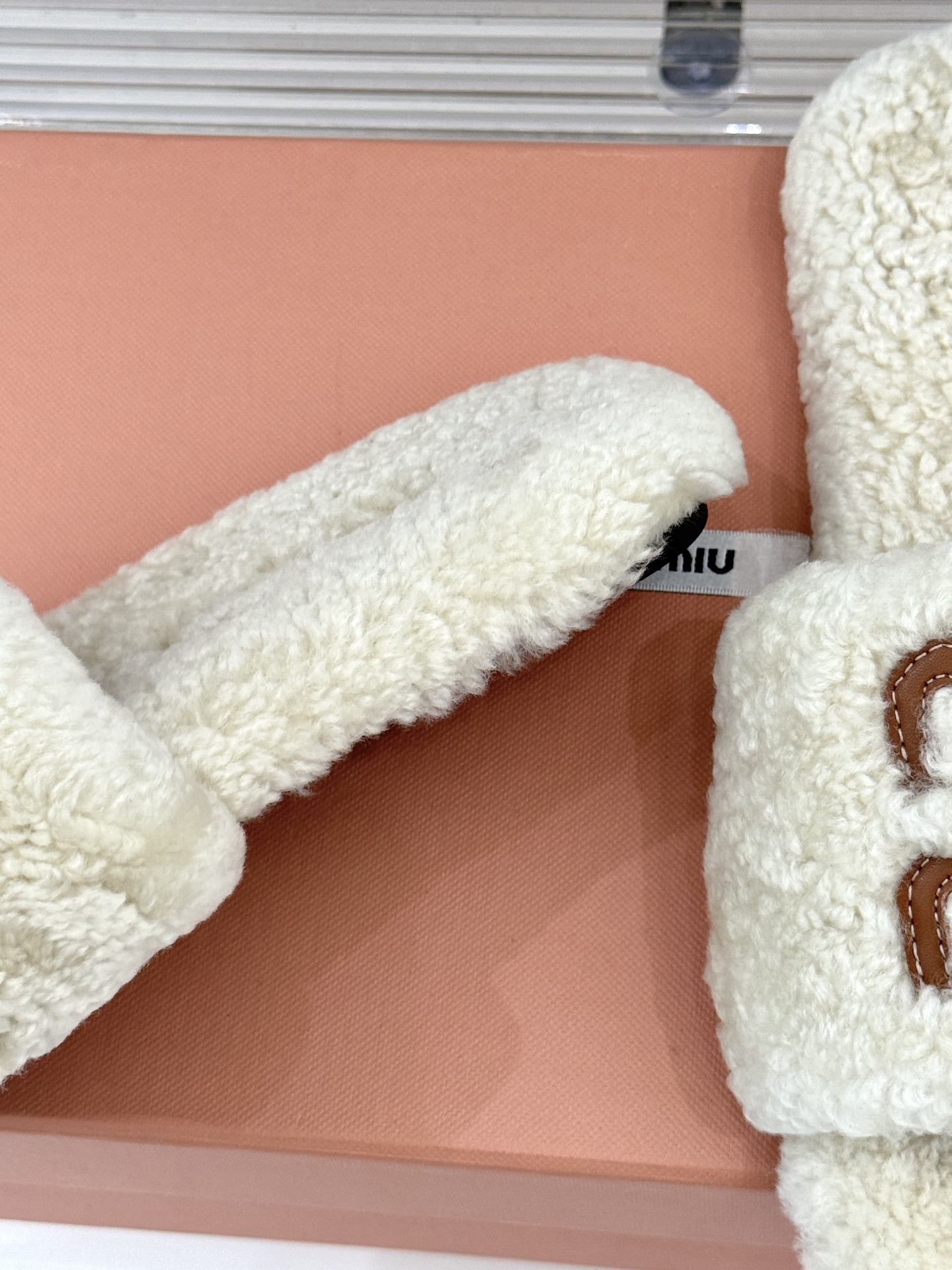 Miu Miu 25WF秋冬新品字母毛拖
当凛冽寒风开始宣告冬天的主权
一双兼具温暖与时尚的毛拖
