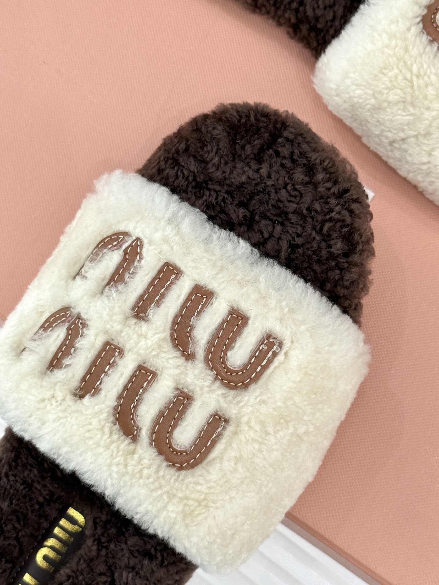 
Miu Miu 25WF秋冬新品字母毛拖
当凛冽寒风开始宣告冬天的主权
一双兼具温暖与时尚的毛拖  
