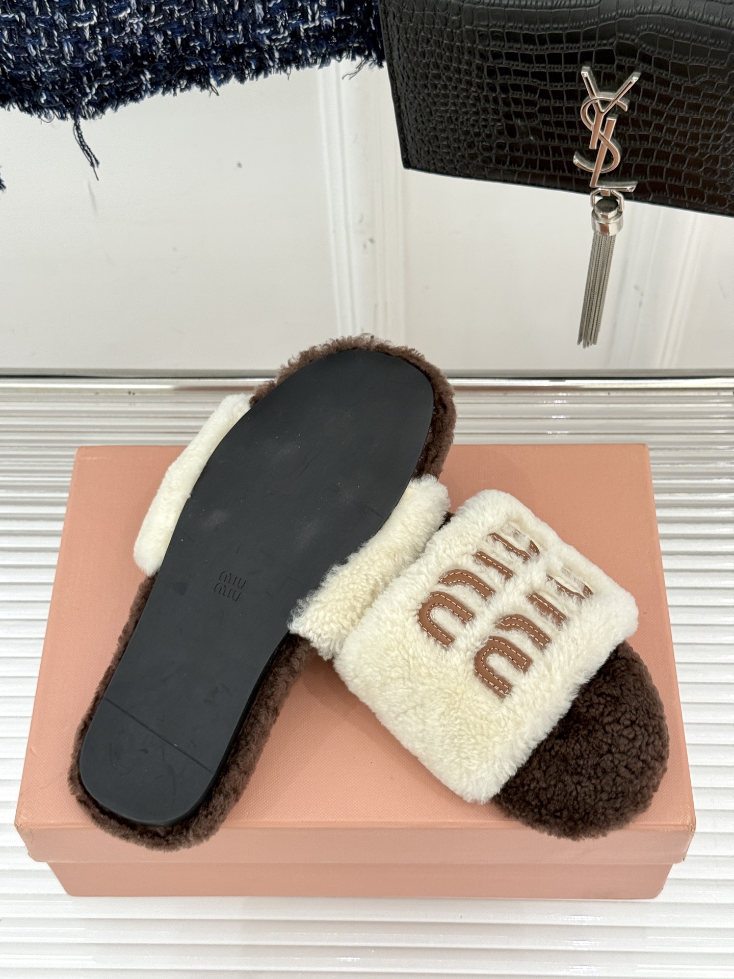 
Miu Miu 25WF秋冬新品字母毛拖
当凛冽寒风开始宣告冬天的主权
一双兼具温暖与时尚的毛拖  
