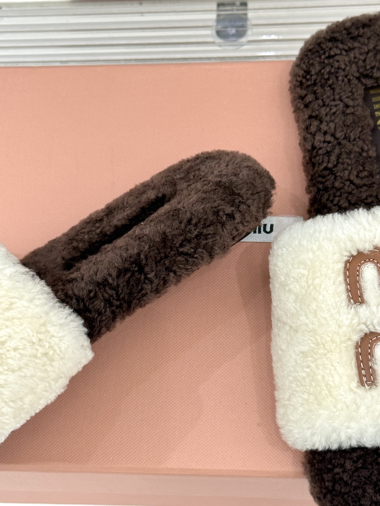 
Miu Miu 25WF秋冬新品字母毛拖
当凛冽寒风开始宣告冬天的主权
一双兼具温暖与时尚的毛拖  
