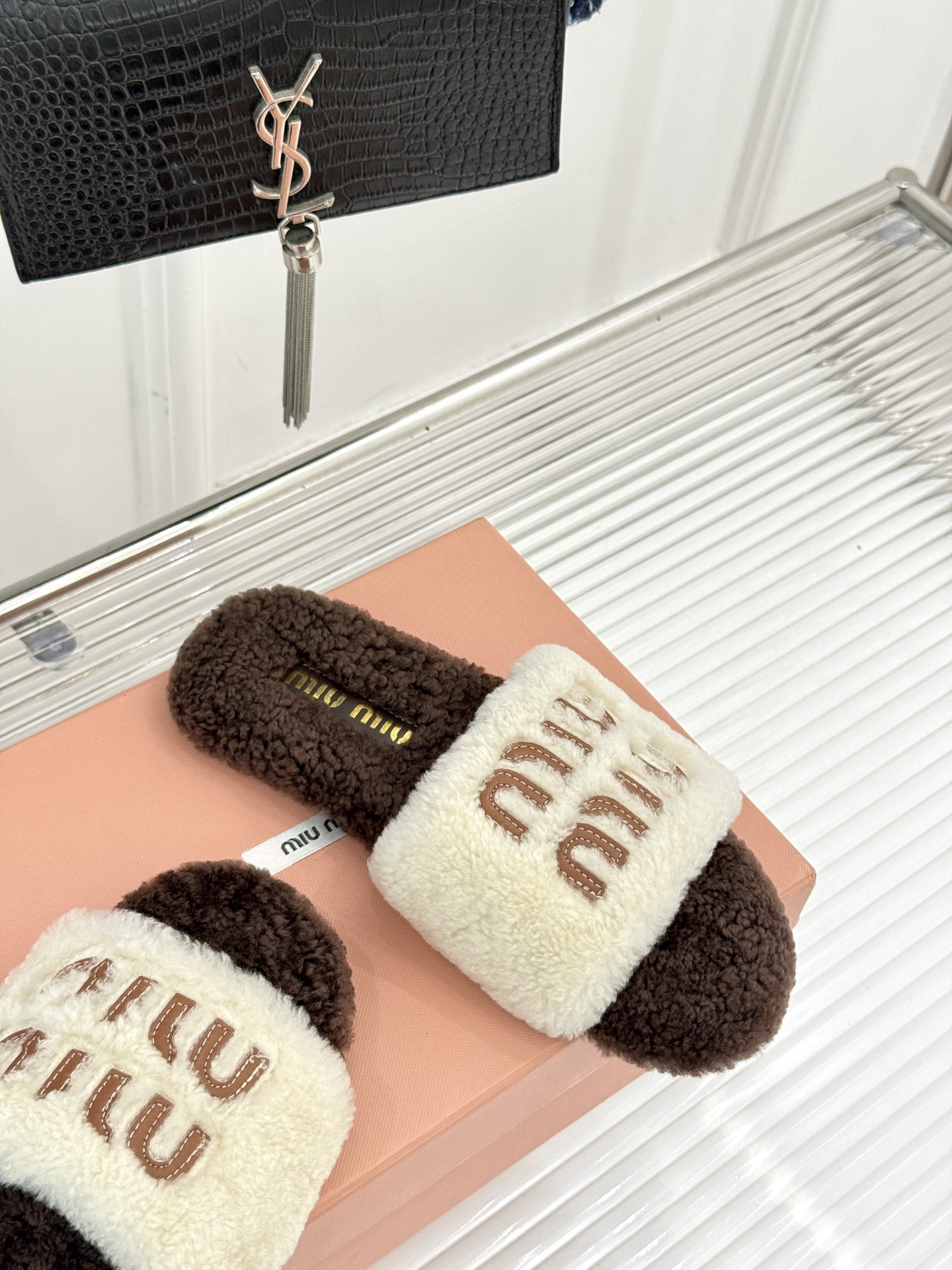 
Miu Miu 25WF秋冬新品字母毛拖
当凛冽寒风开始宣告冬天的主权
一双兼具温暖与时尚的毛拖  

