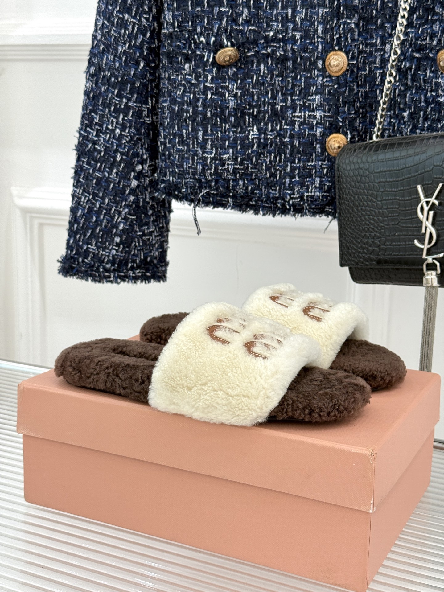 
Miu Miu 25WF秋冬新品字母毛拖
当凛冽寒风开始宣告冬天的主权
一双兼具温暖与时尚的毛拖  
