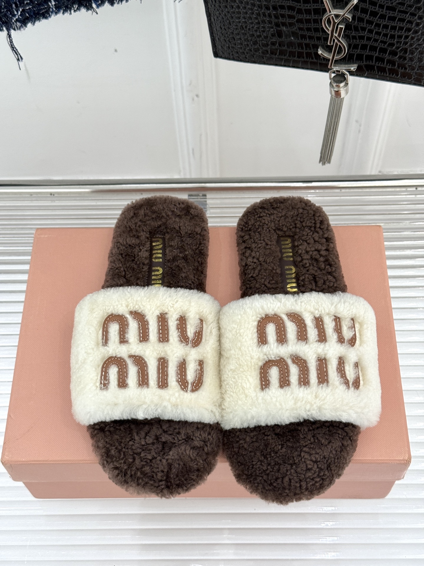 
Miu Miu 25WF秋冬新品字母毛拖
当凛冽寒风开始宣告冬天的主权
一双兼具温暖与时尚的毛拖  
