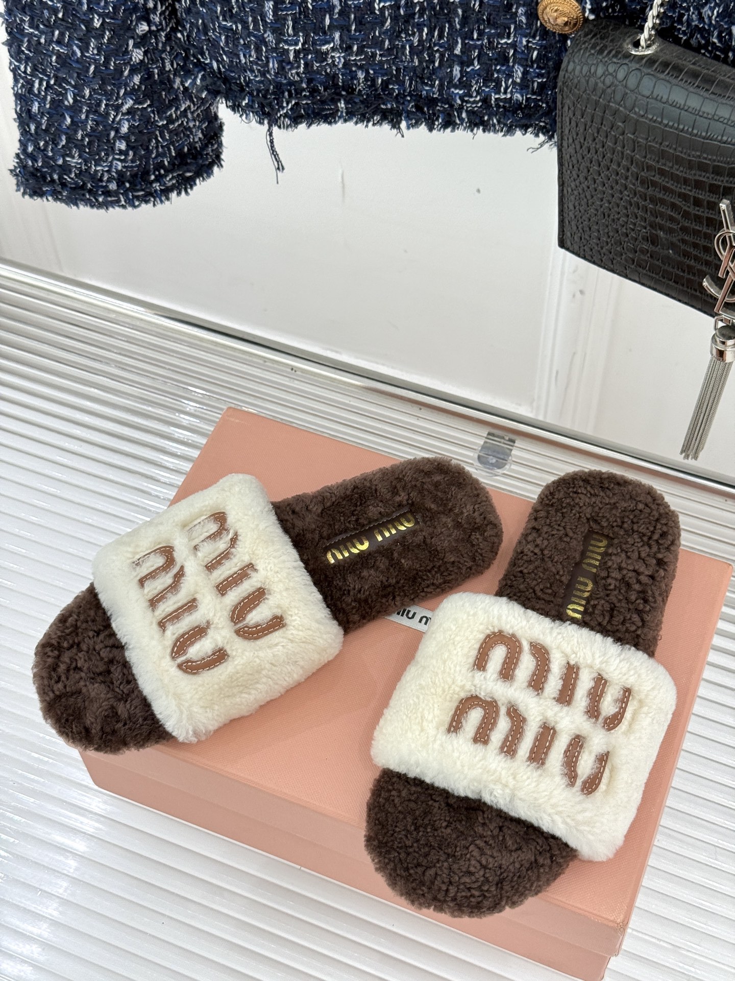
Miu Miu 25WF秋冬新品字母毛拖
当凛冽寒风开始宣告冬天的主权
一双兼具温暖与时尚的毛拖  
