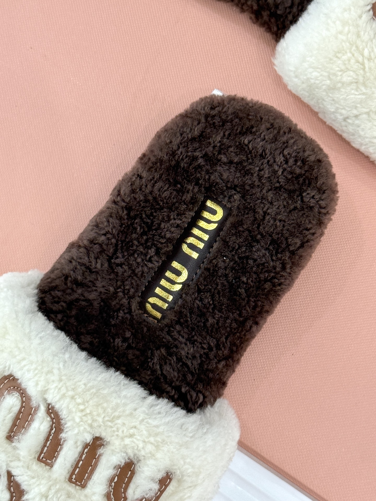 
Miu Miu 25WF秋冬新品字母毛拖
当凛冽寒风开始宣告冬天的主权
一双兼具温暖与时尚的毛拖  
