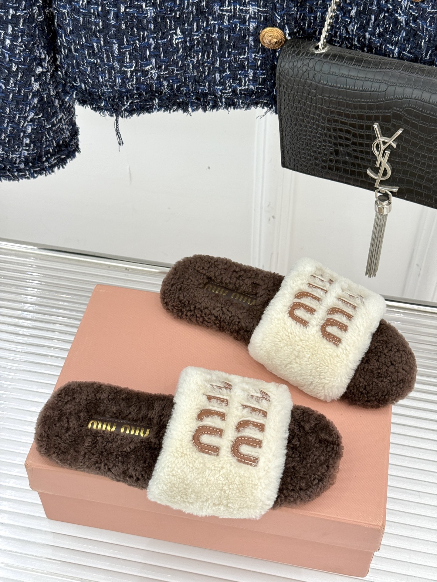 
Miu Miu 25WF秋冬新品字母毛拖
当凛冽寒风开始宣告冬天的主权
一双兼具温暖与时尚的毛拖  

