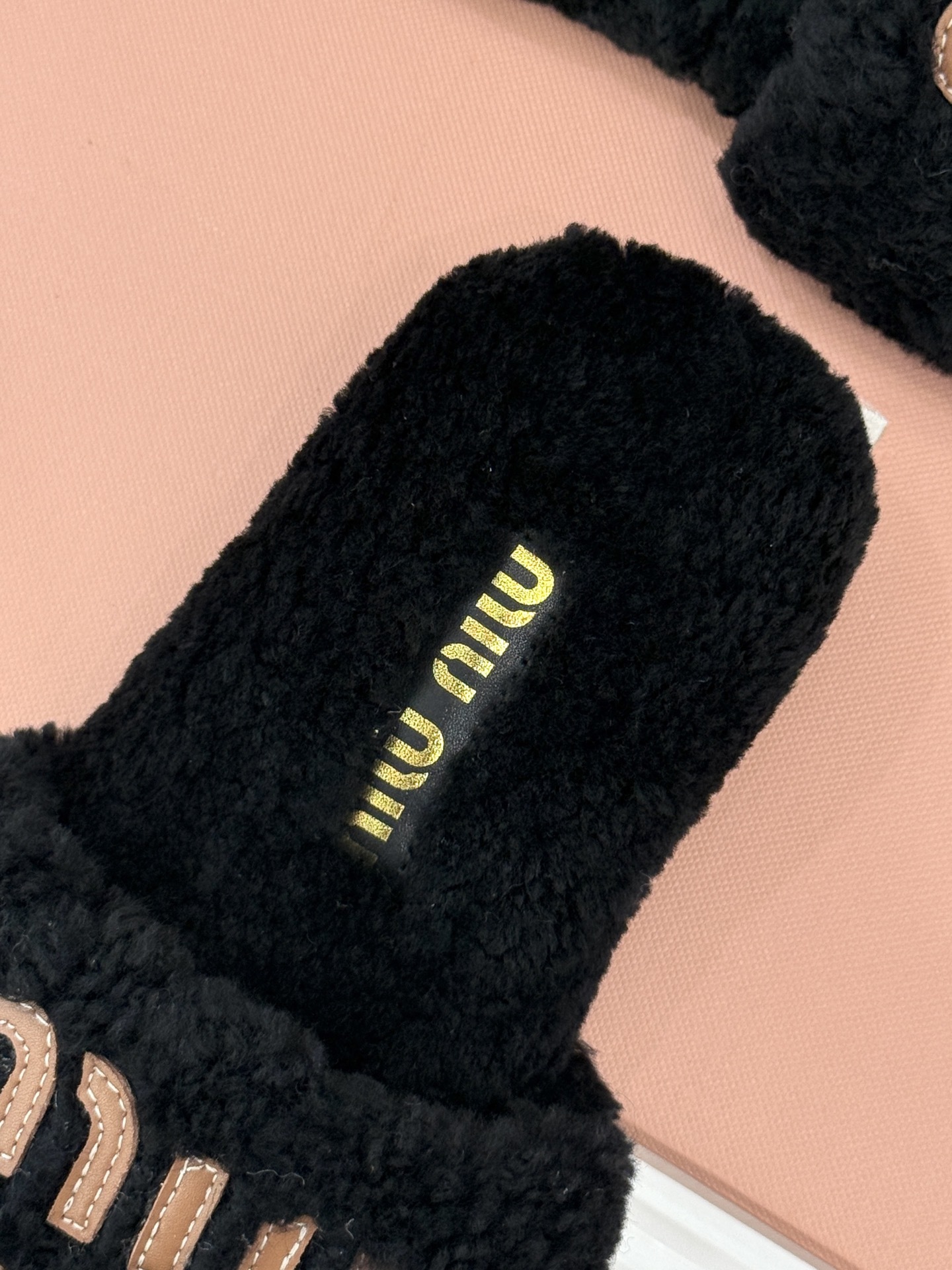 Miu Miu 25WF秋冬新品字母毛拖
当凛冽寒风开始宣告冬天的主权
一双兼具温暖与时尚的毛拖