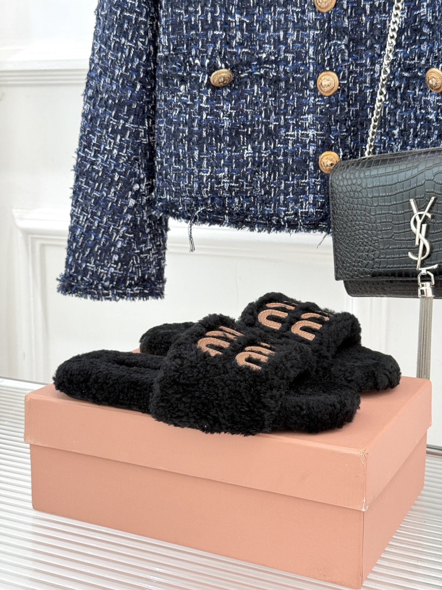 Miu Miu 25WF秋冬新品字母毛拖
当凛冽寒风开始宣告冬天的主权
一双兼具温暖与时尚的毛拖