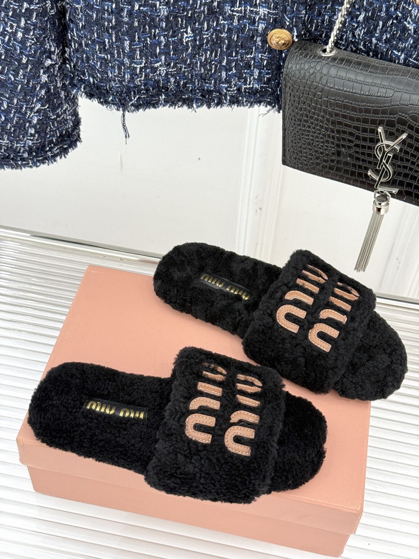Miu Miu 25WF秋冬新品字母毛拖
当凛冽寒风开始宣告冬天的主权
一双兼具温暖与时尚的毛拖