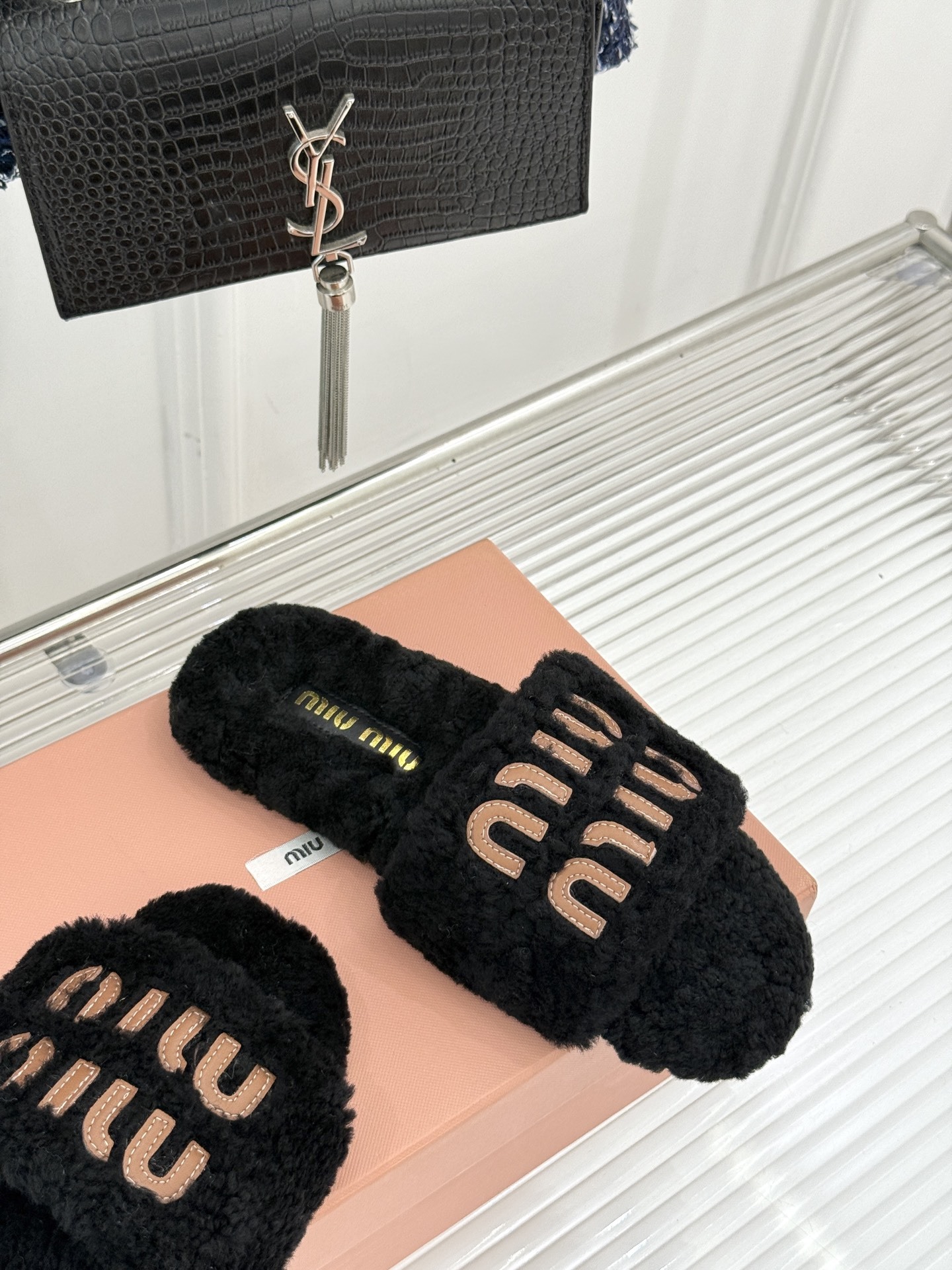 Miu Miu 25WF秋冬新品字母毛拖
当凛冽寒风开始宣告冬天的主权
一双兼具温暖与时尚的毛拖