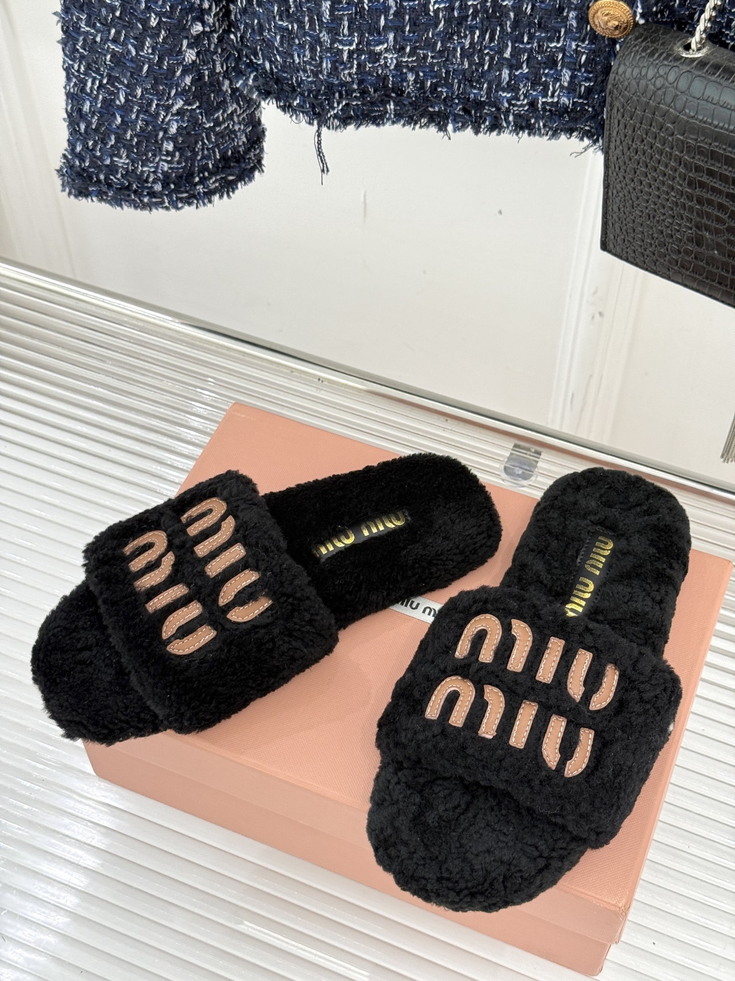 Miu Miu 25WF秋冬新品字母毛拖
当凛冽寒风开始宣告冬天的主权
一双兼具温暖与时尚的毛拖