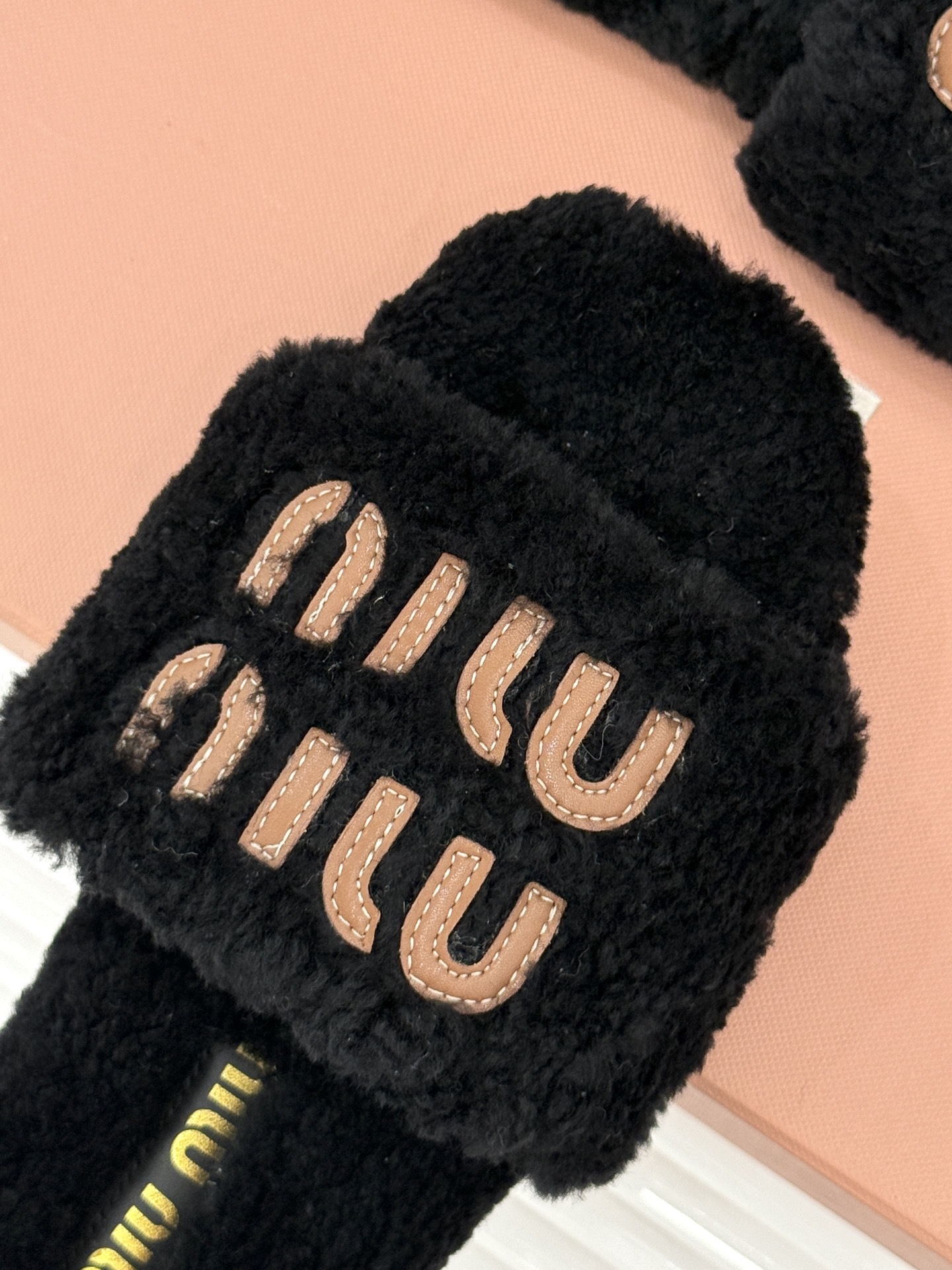 Miu Miu 25WF秋冬新品字母毛拖
当凛冽寒风开始宣告冬天的主权
一双兼具温暖与时尚的毛拖