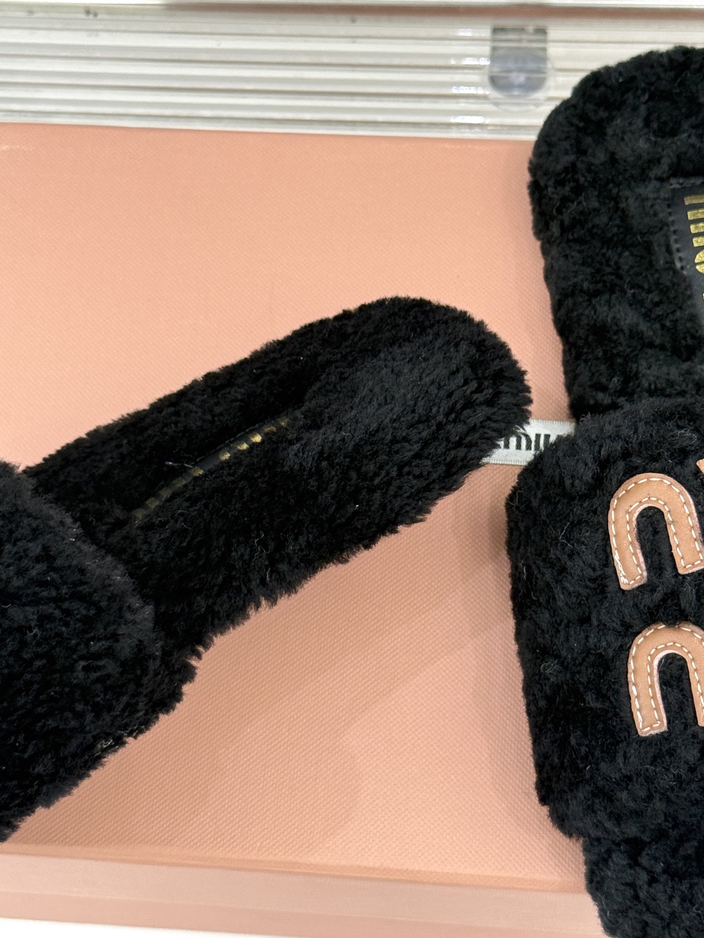 Miu Miu 25WF秋冬新品字母毛拖
当凛冽寒风开始宣告冬天的主权
一双兼具温暖与时尚的毛拖