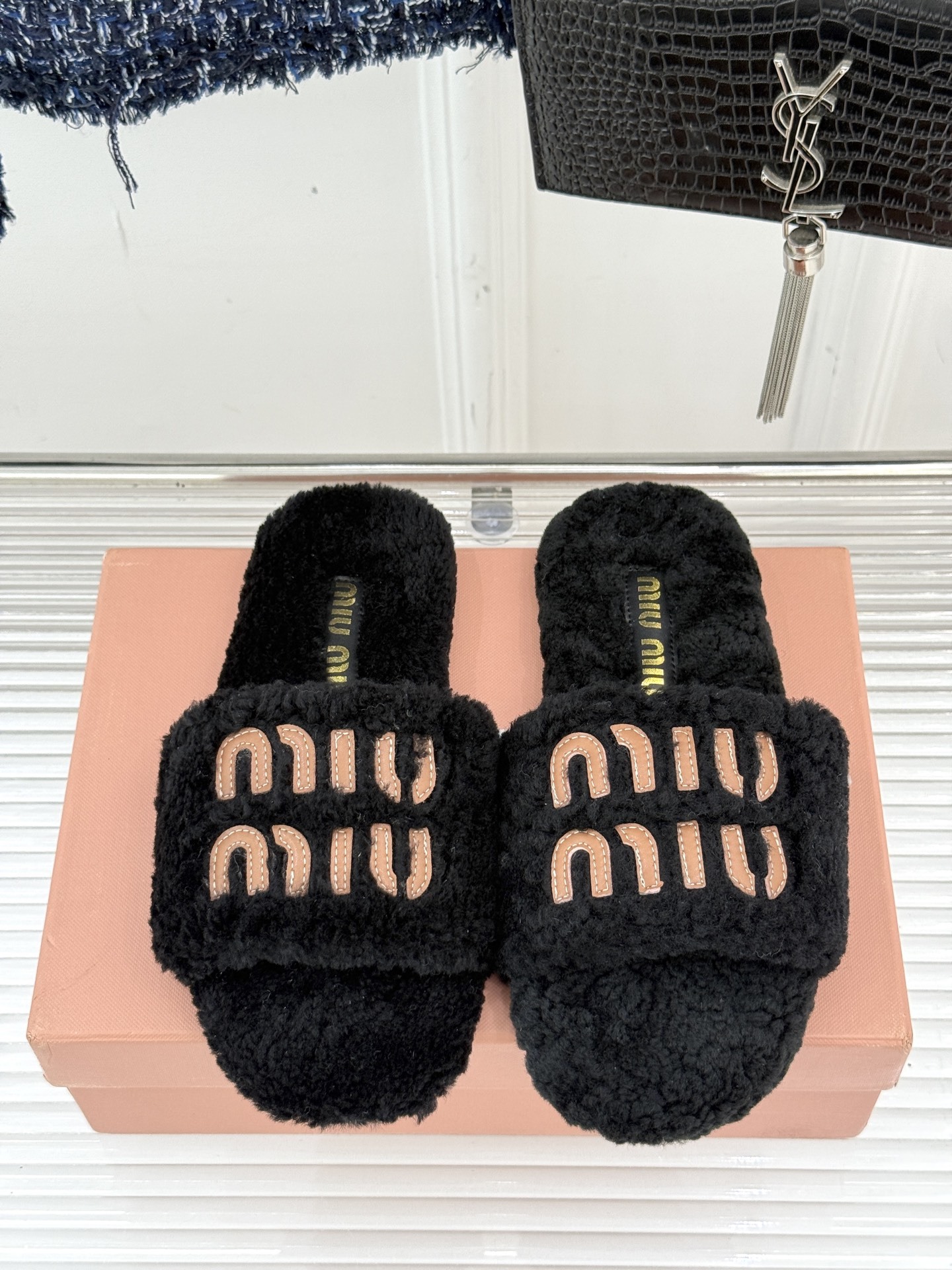 Miu Miu 25WF秋冬新品字母毛拖
当凛冽寒风开始宣告冬天的主权
一双兼具温暖与时尚的毛拖