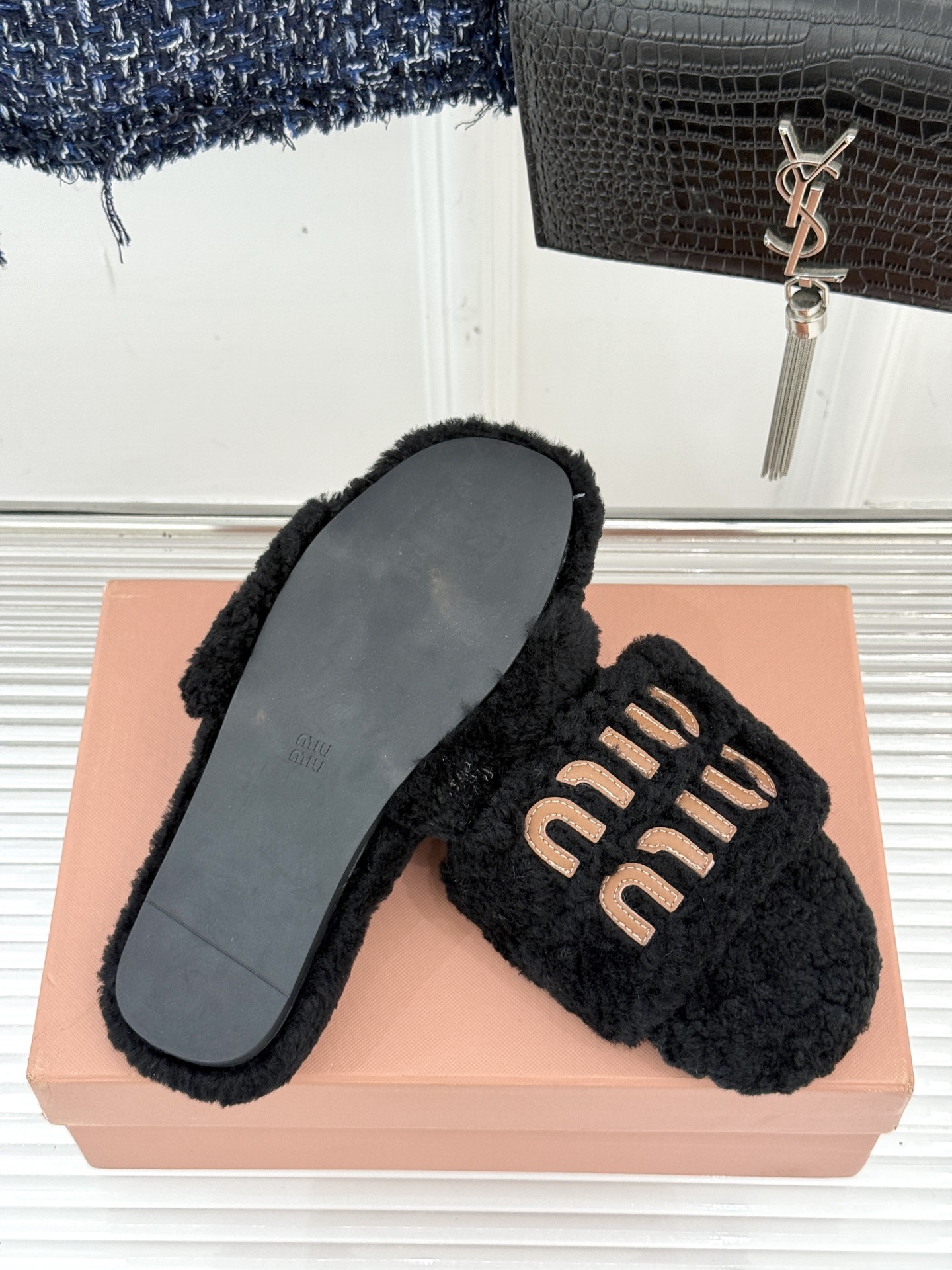Miu Miu 25WF秋冬新品字母毛拖
当凛冽寒风开始宣告冬天的主权
一双兼具温暖与时尚的毛拖