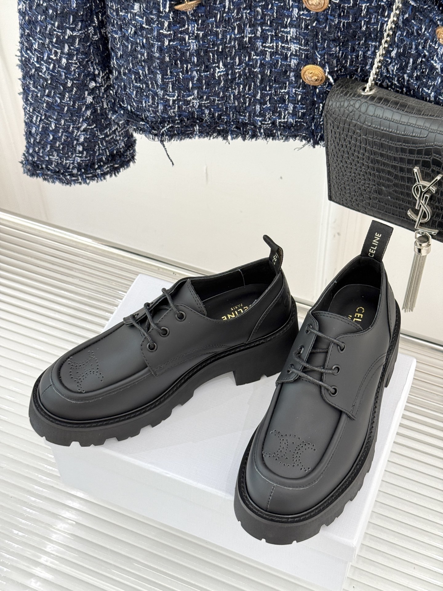 CELINE/赛琳25W新品凯旋门厚底复古小皮鞋
这款小皮鞋无疑是时尚界的一颗重磅炸弹。
鞋头处 标志