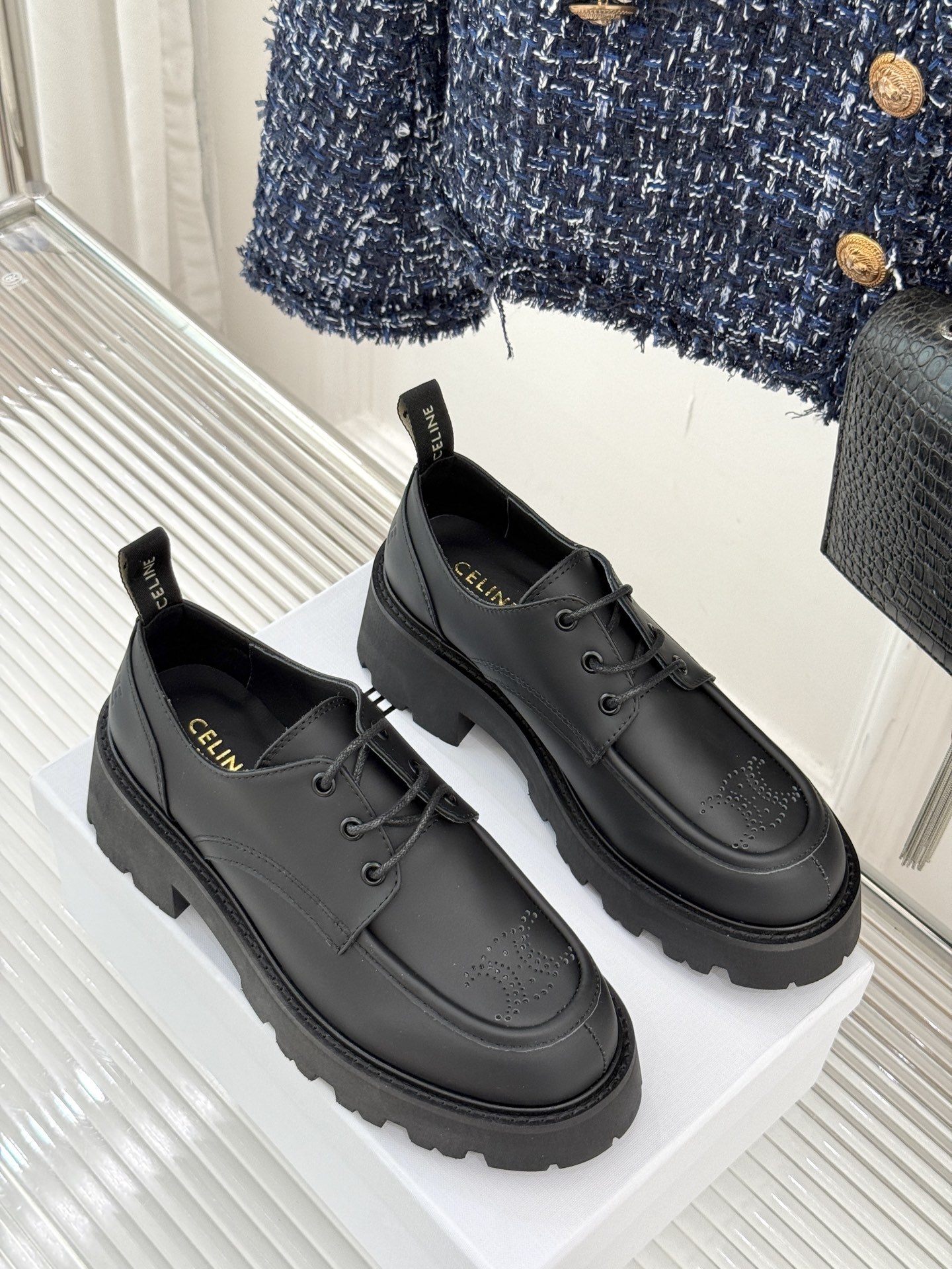 CELINE/赛琳25W新品凯旋门厚底复古小皮鞋
这款小皮鞋无疑是时尚界的一颗重磅炸弹。
鞋头处 标志
