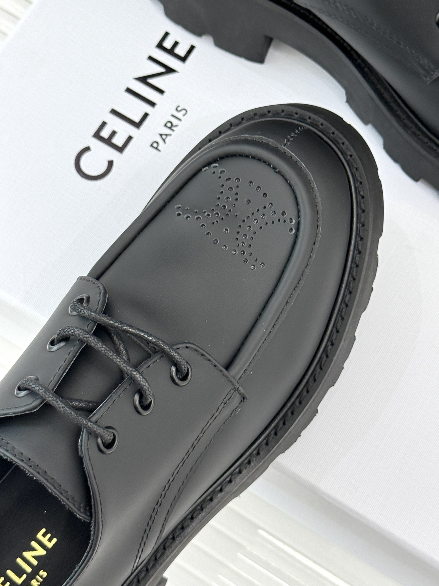 CELINE/赛琳25W新品凯旋门厚底复古小皮鞋
这款小皮鞋无疑是时尚界的一颗重磅炸弹。
鞋头处 标志