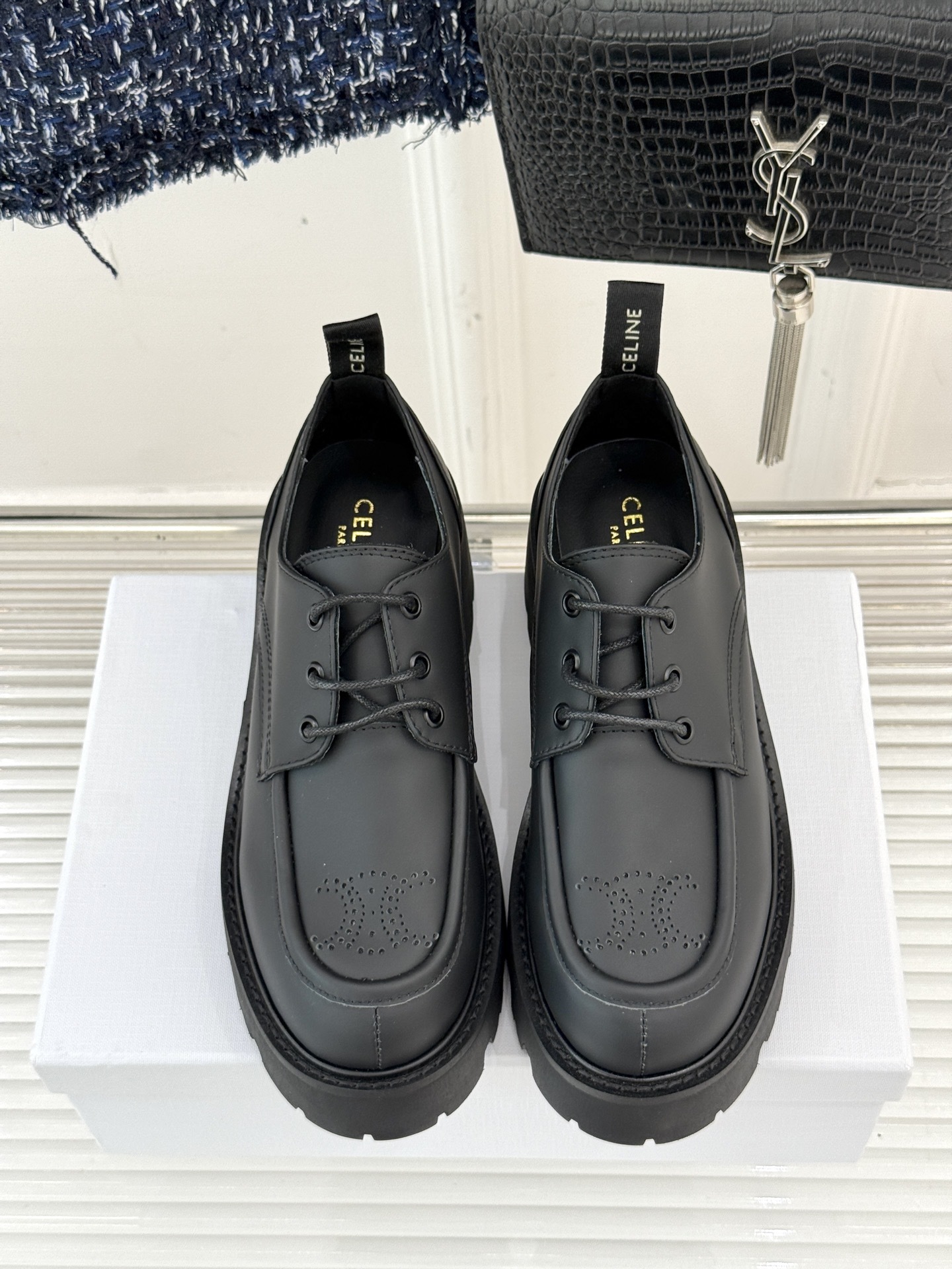 CELINE/赛琳25W新品凯旋门厚底复古小皮鞋
这款小皮鞋无疑是时尚界的一颗重磅炸弹。
鞋头处 标志