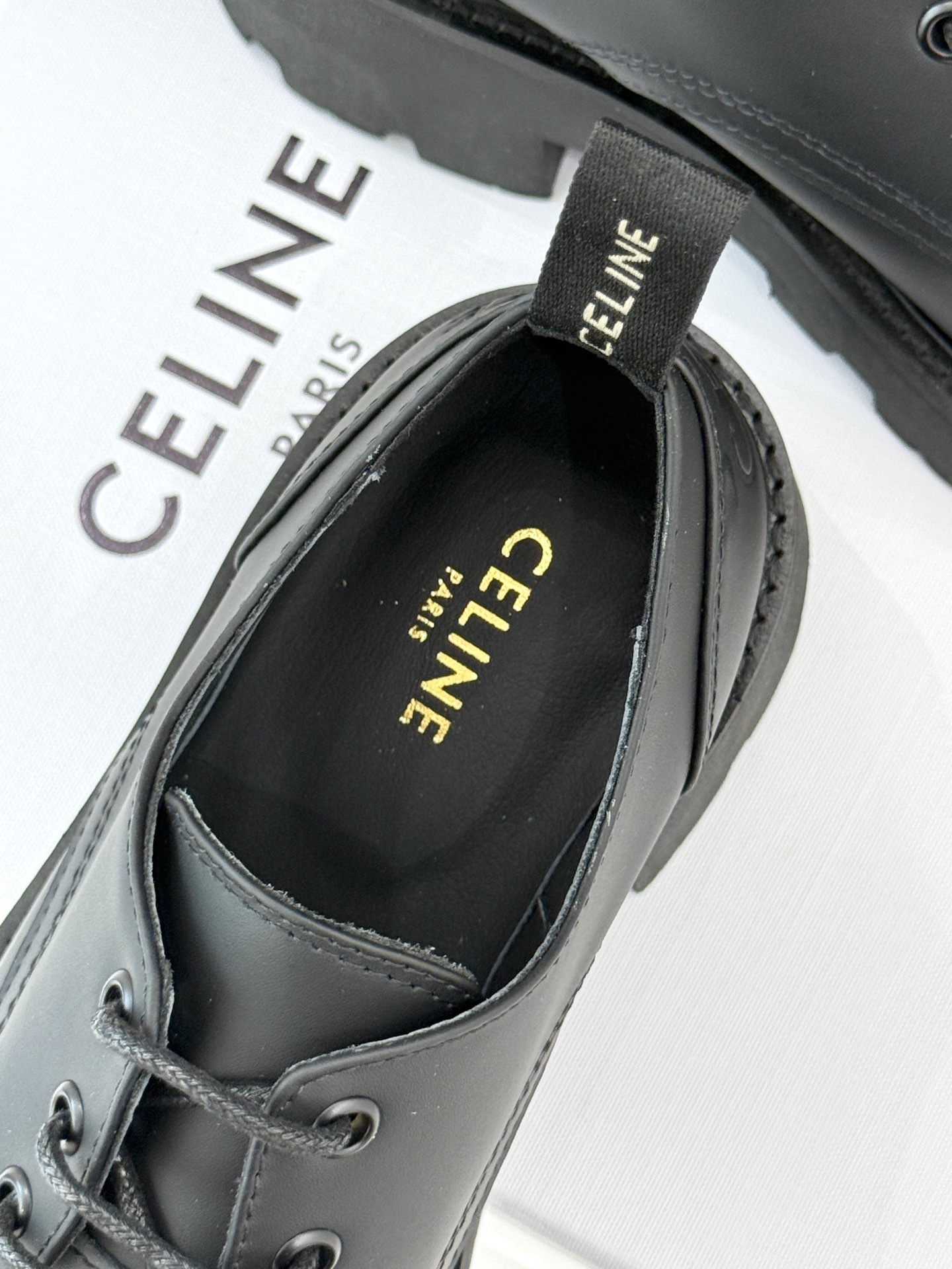 CELINE/赛琳25W新品凯旋门厚底复古小皮鞋
这款小皮鞋无疑是时尚界的一颗重磅炸弹。
鞋头处 标志