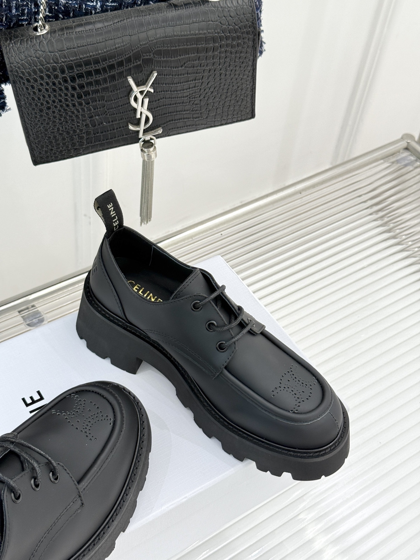 CELINE/赛琳25W新品凯旋门厚底复古小皮鞋
这款小皮鞋无疑是时尚界的一颗重磅炸弹。
鞋头处 标志