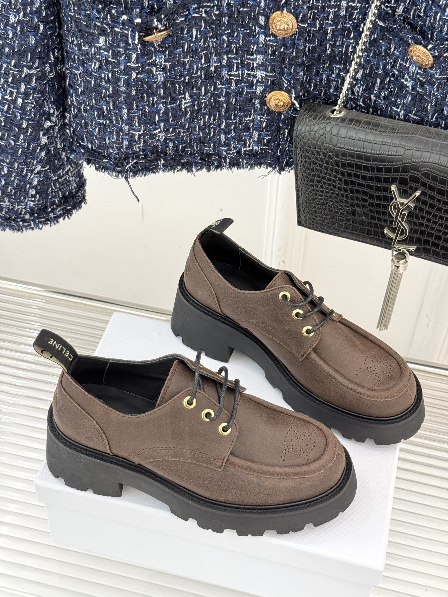CELINE/赛琳25W新品凯旋门厚底复古小皮鞋
这款小皮鞋无疑是时尚界的一颗重磅炸弹。
鞋头处 标志
