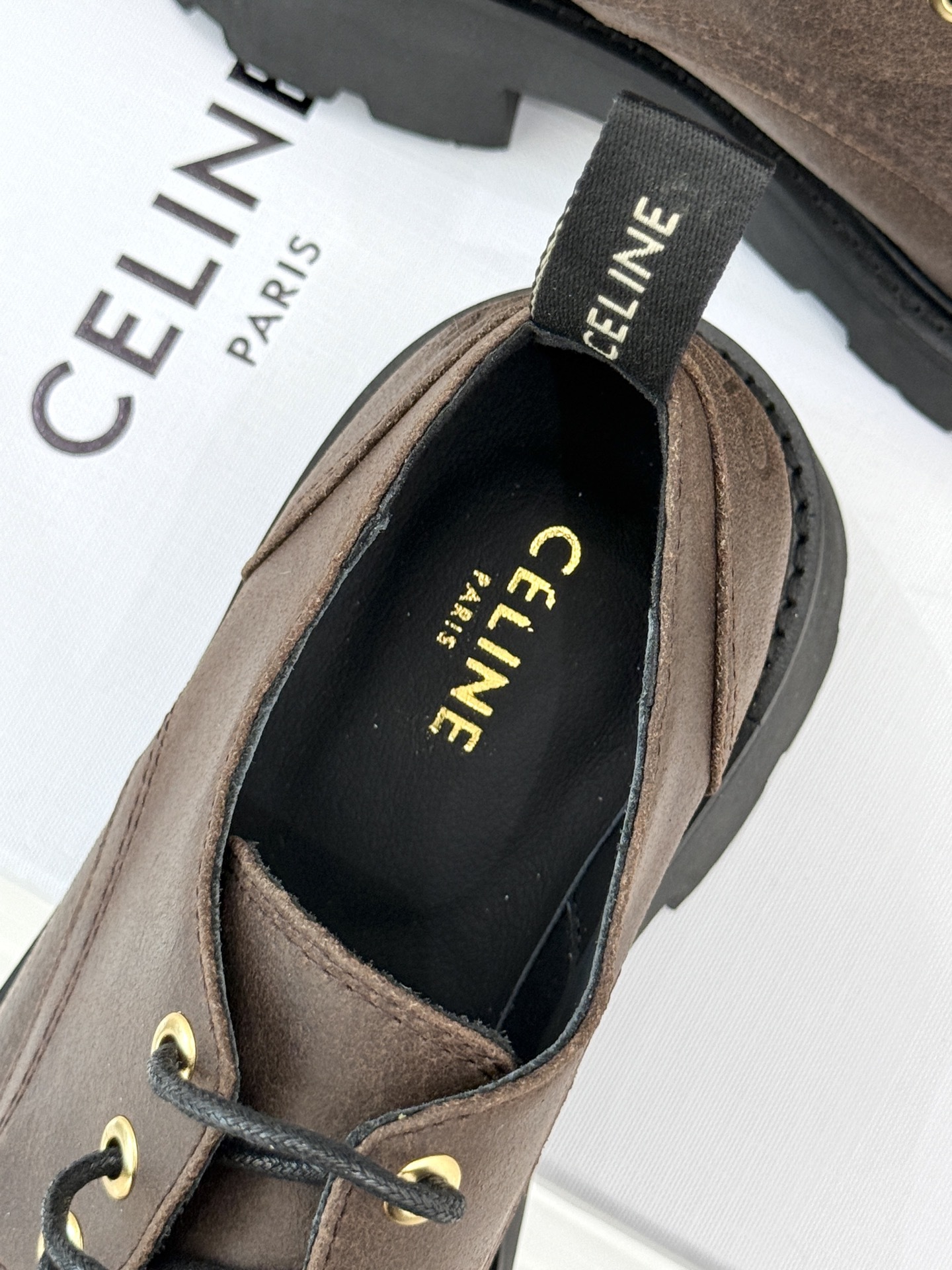 CELINE/赛琳25W新品凯旋门厚底复古小皮鞋
这款小皮鞋无疑是时尚界的一颗重磅炸弹。
鞋头处 标志