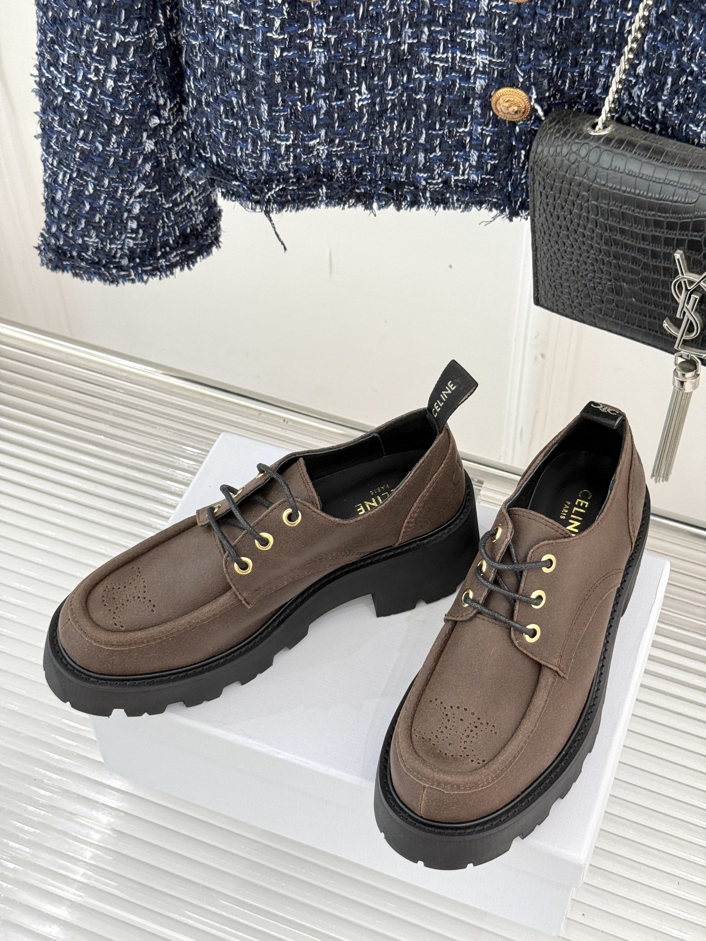 CELINE/赛琳25W新品凯旋门厚底复古小皮鞋
这款小皮鞋无疑是时尚界的一颗重磅炸弹。
鞋头处 标志
