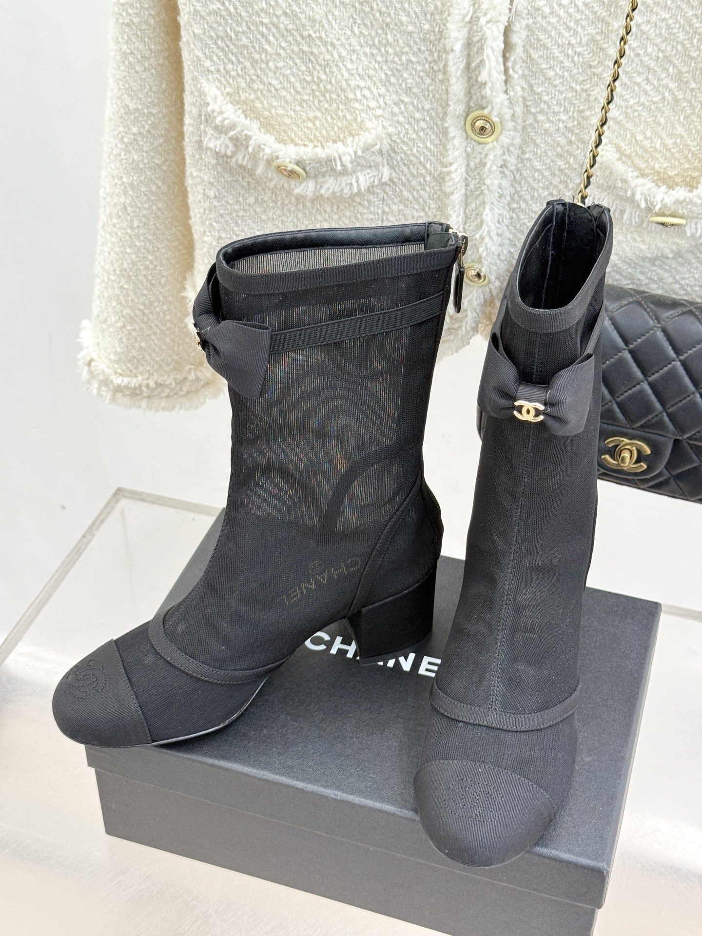 CHANE*|小香25B新品双C蝴蝶结
网纱弹力靴短靴
在时尚的无垠宇宙里 总有一些存在
能轻易捕获目光