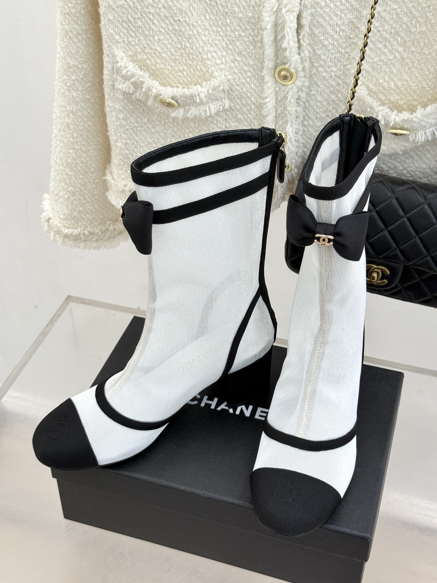 CHANE*|小香25B新品双C蝴蝶结
网纱弹力靴短靴
在时尚的无垠宇宙里 总有一些存在
能轻易捕获目光