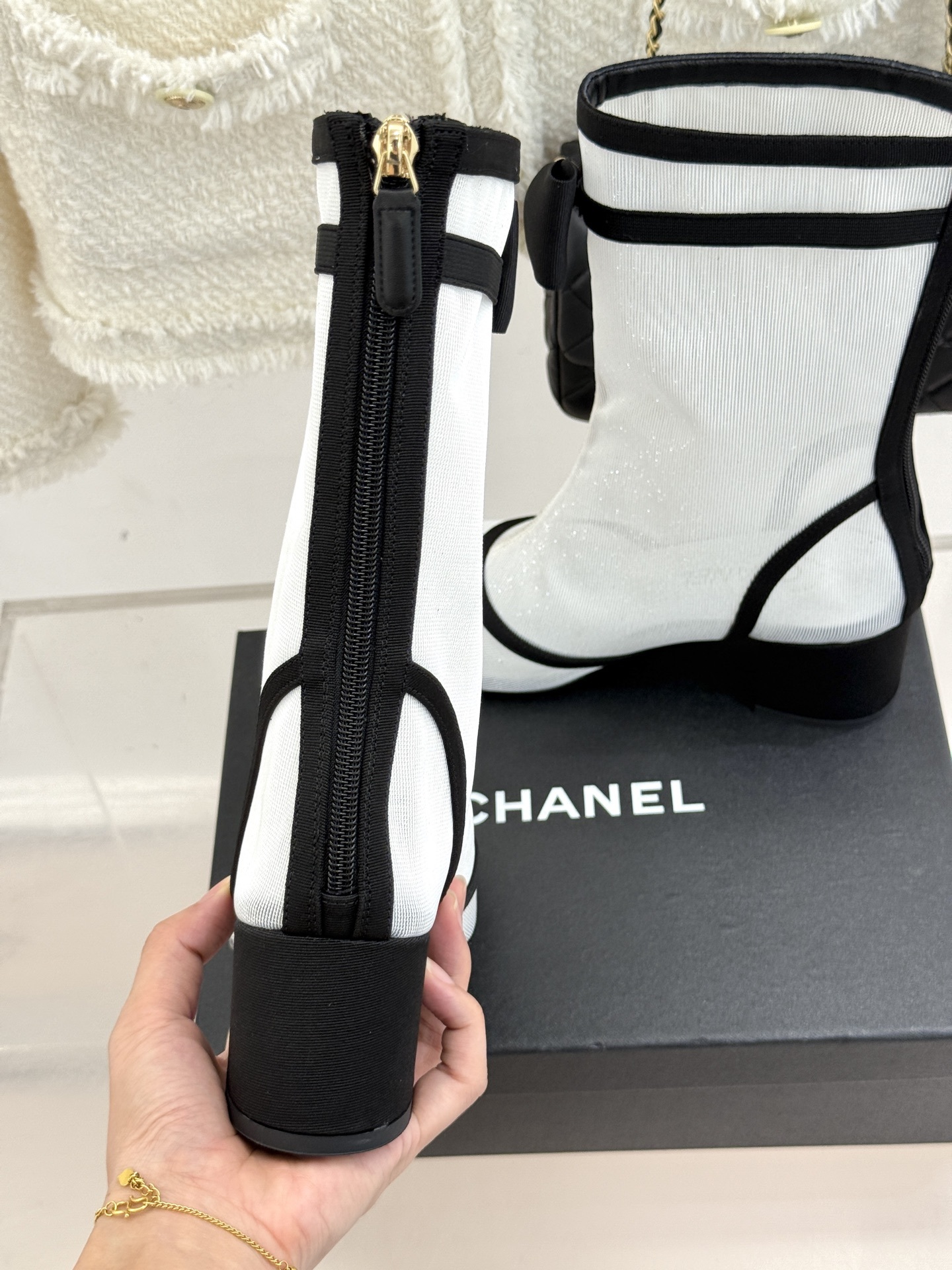 CHANE*|小香25B新品双C蝴蝶结
网纱弹力靴短靴
在时尚的无垠宇宙里 总有一些存在
能轻易捕获目光