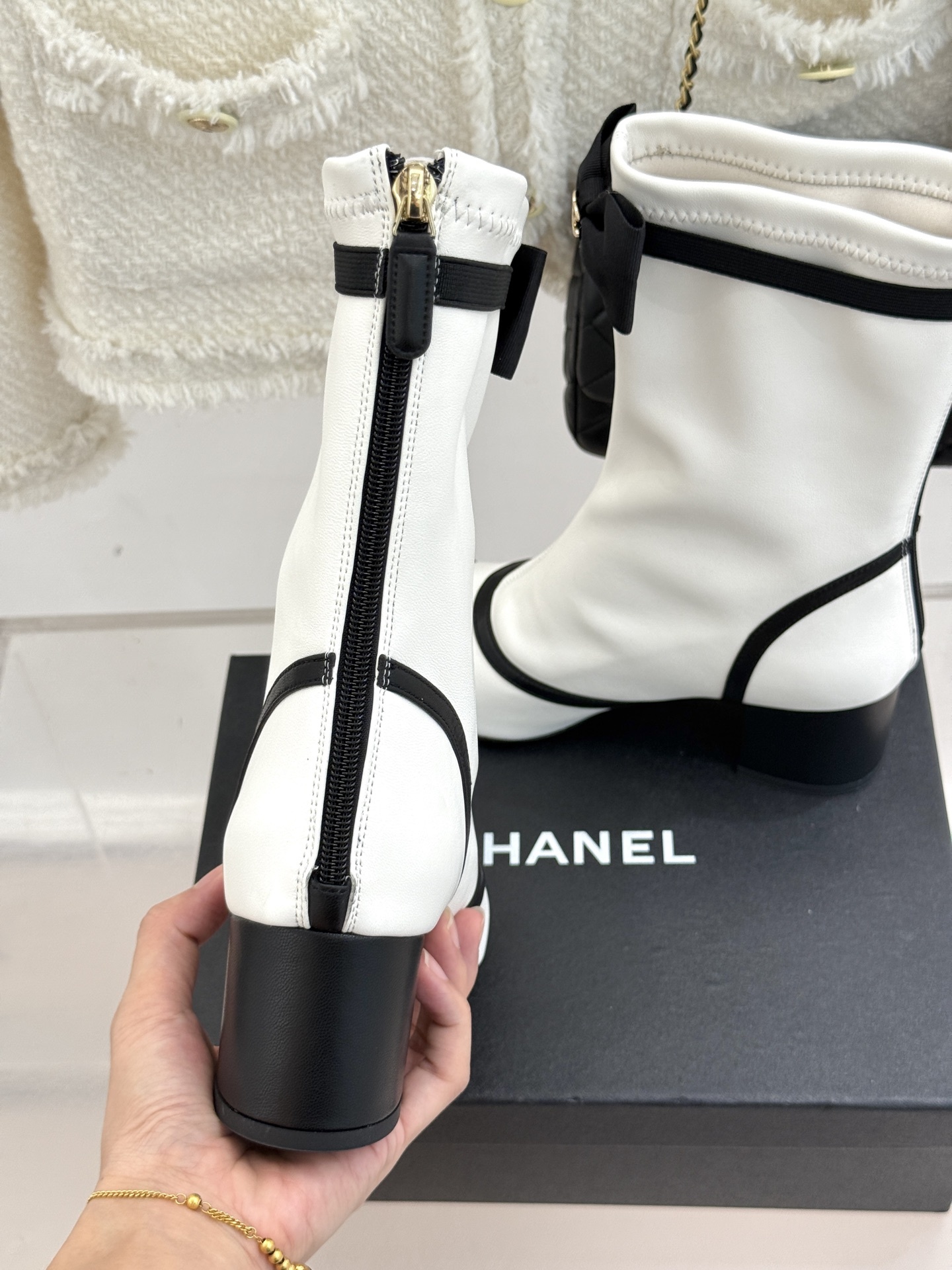 CHANE*|小香25B新品双C蝴蝶结
网纱弹力靴短靴
在时尚的无垠宇宙里 总有一些存在
能轻易捕获目光