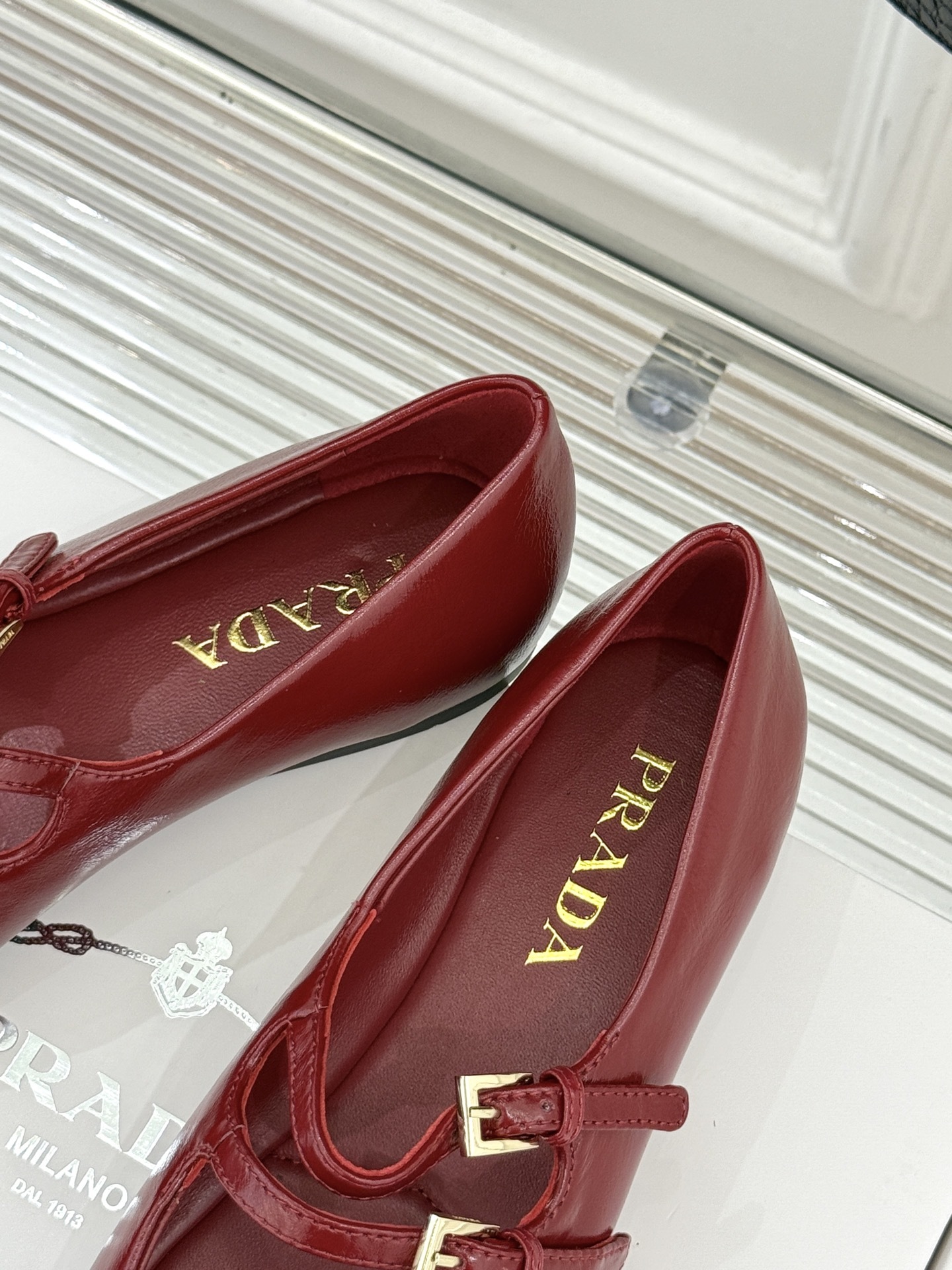 prada/普拉达经典玛丽珍鞋经典三角标自带高级感搭扣设计复古又俏皮不管是配裙装走优雅路线还是搭裤装打造