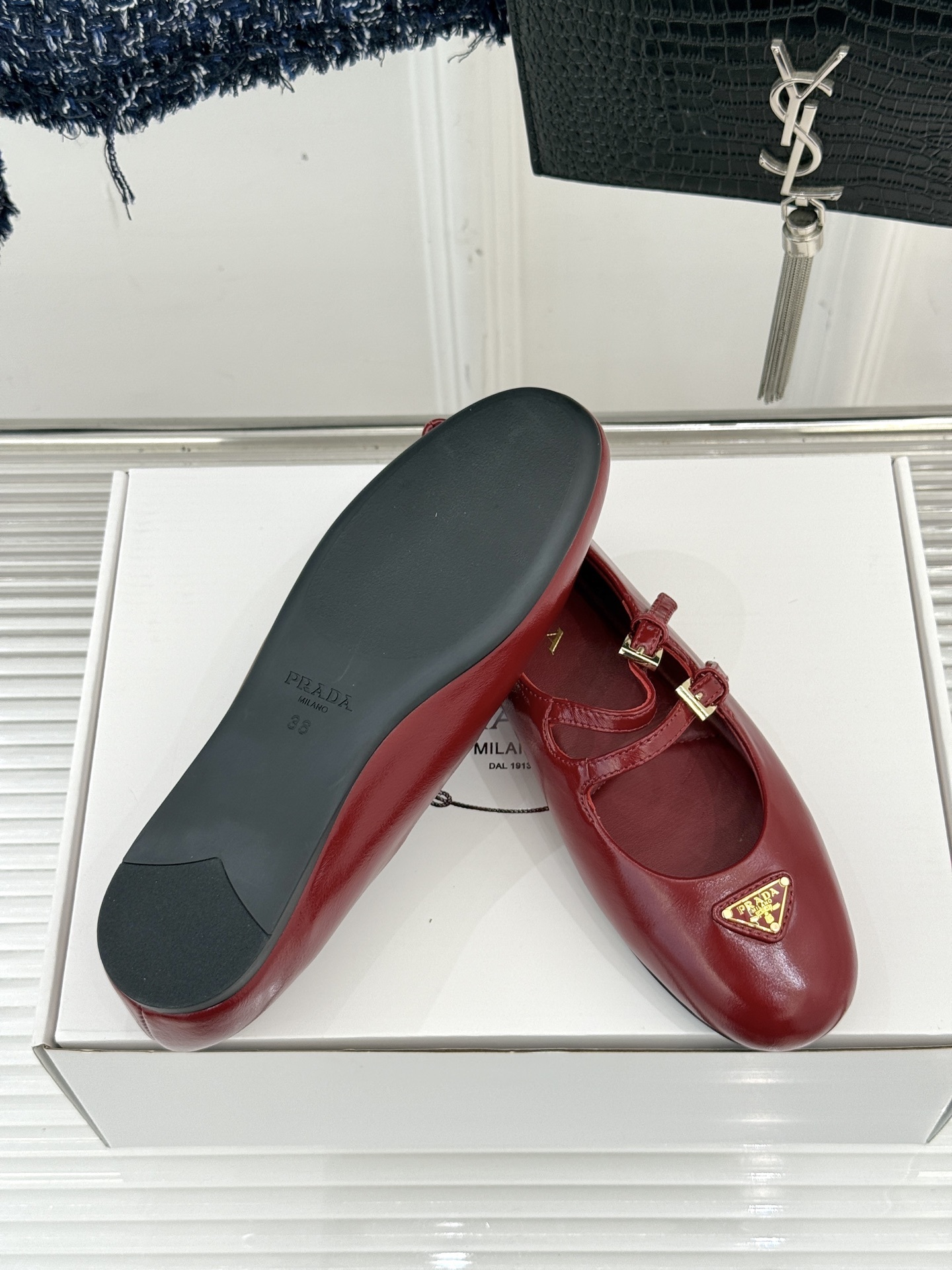 prada/普拉达经典玛丽珍鞋经典三角标自带高级感搭扣设计复古又俏皮不管是配裙装走优雅路线还是搭裤装打造
