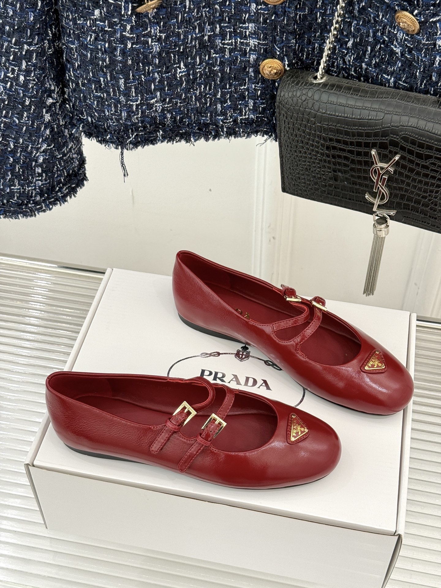 prada/普拉达经典玛丽珍鞋经典三角标自带高级感搭扣设计复古又俏皮不管是配裙装走优雅路线还是搭裤装打造