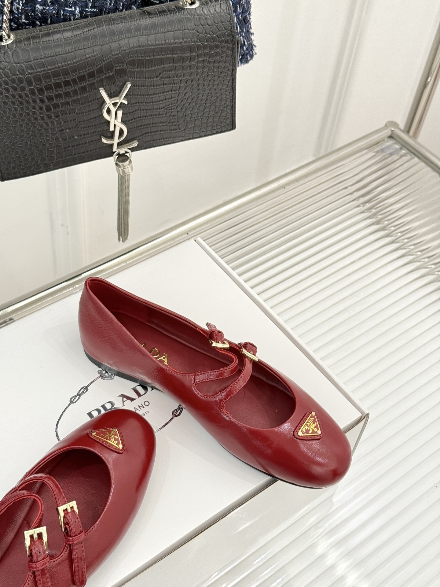 prada/普拉达经典玛丽珍鞋经典三角标自带高级感搭扣设计复古又俏皮不管是配裙装走优雅路线还是搭裤装打造