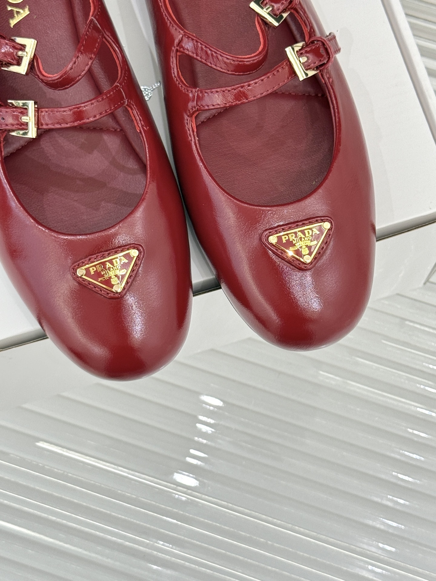prada/普拉达经典玛丽珍鞋经典三角标自带高级感搭扣设计复古又俏皮不管是配裙装走优雅路线还是搭裤装打造