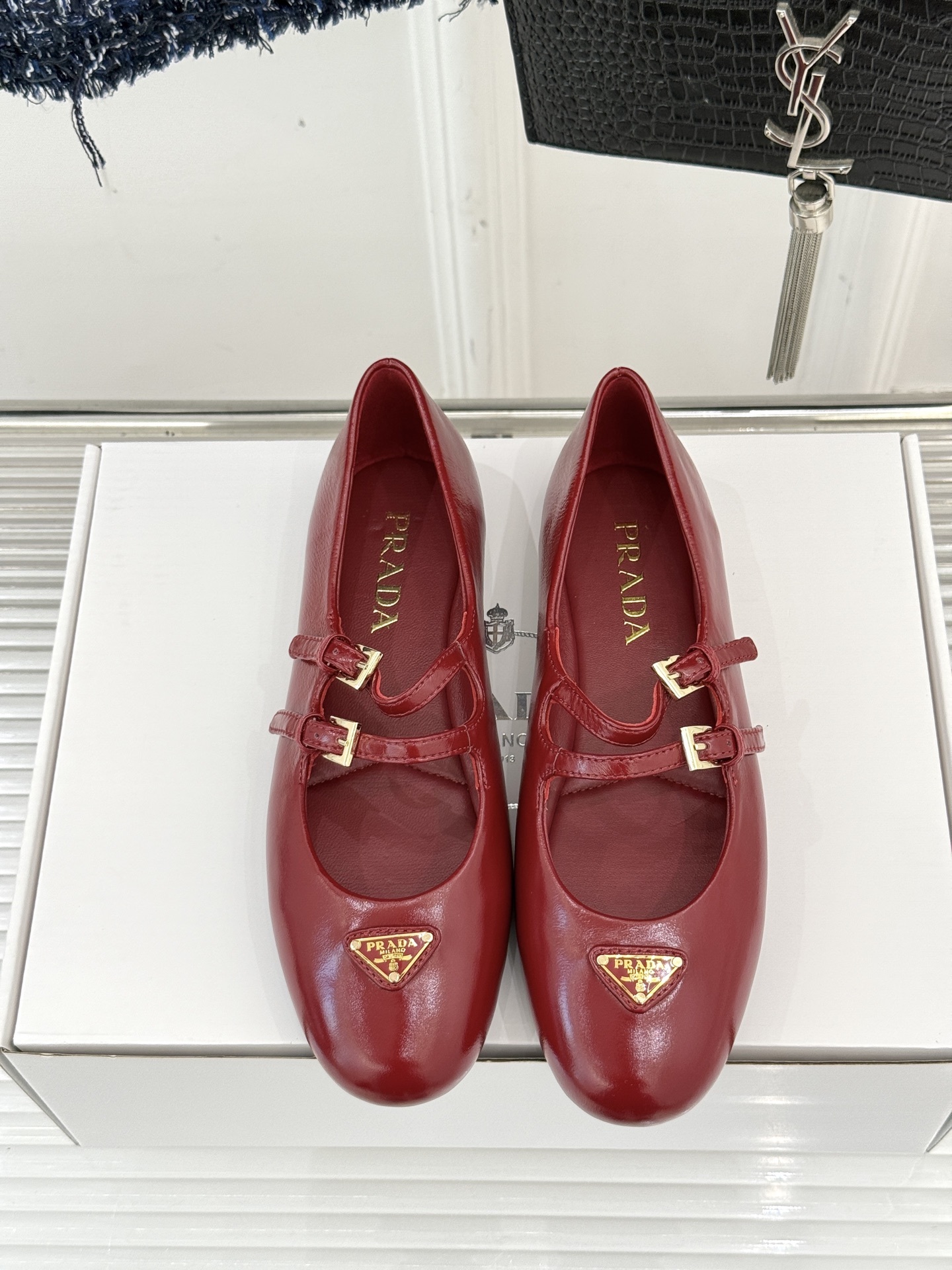 prada/普拉达经典玛丽珍鞋经典三角标自带高级感搭扣设计复古又俏皮不管是配裙装走优雅路线还是搭裤装打造