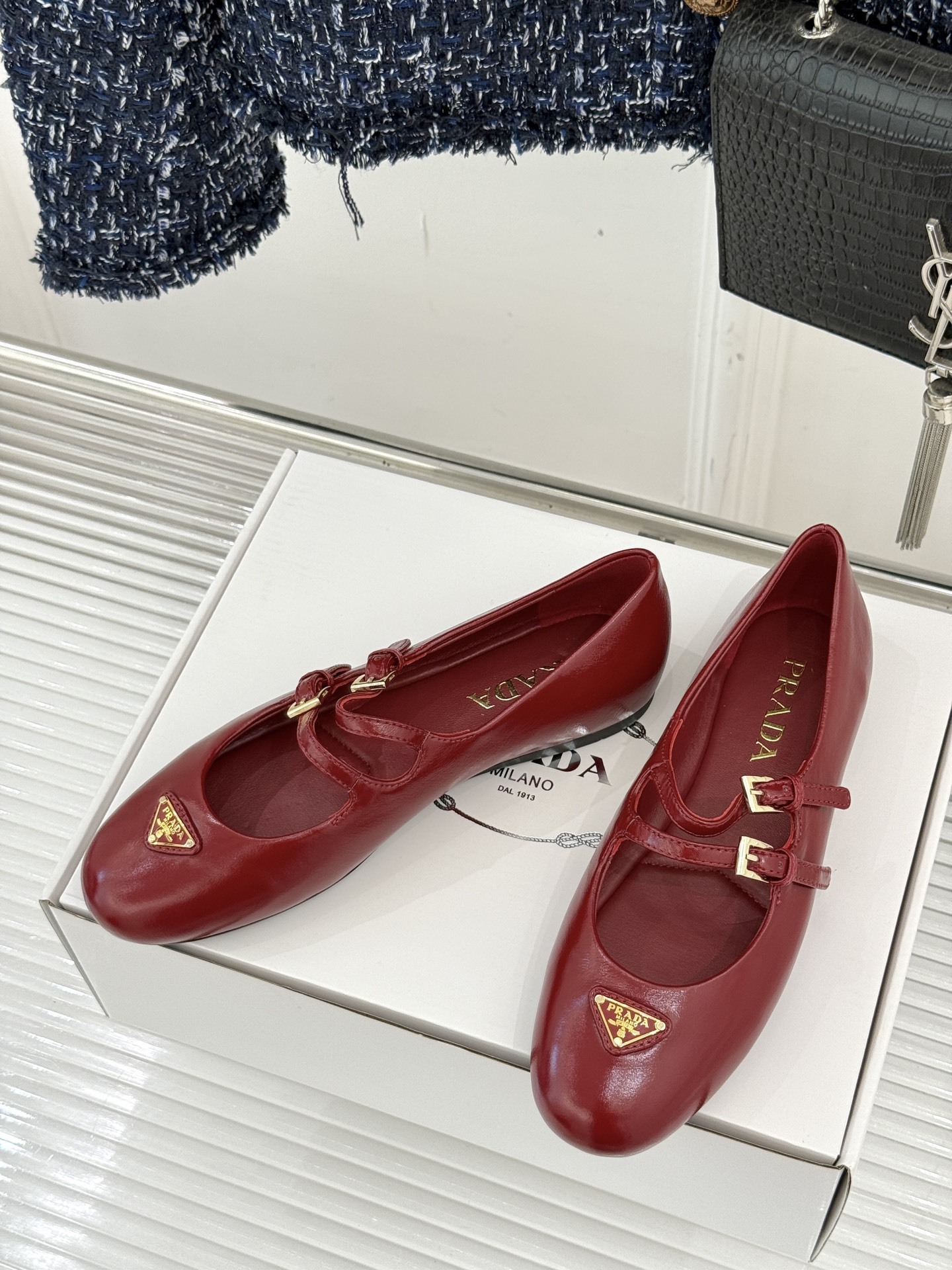 prada/普拉达经典玛丽珍鞋经典三角标自带高级感搭扣设计复古又俏皮不管是配裙装走优雅路线还是搭裤装打造