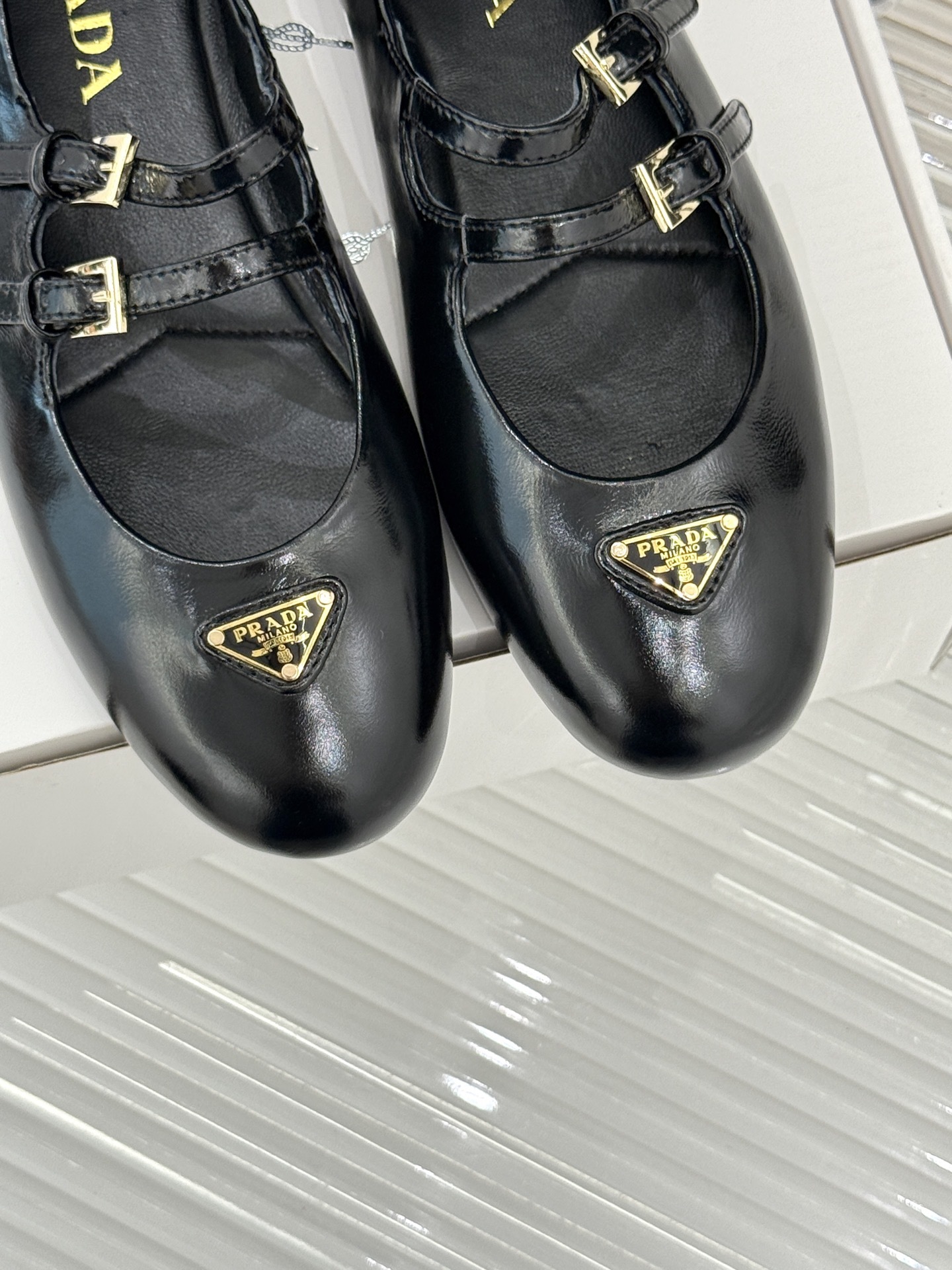 prada/普拉达经典玛丽珍鞋经典三角标自带高级感搭扣设计复古又俏皮不管是配裙装走优雅路线还是搭裤装打造