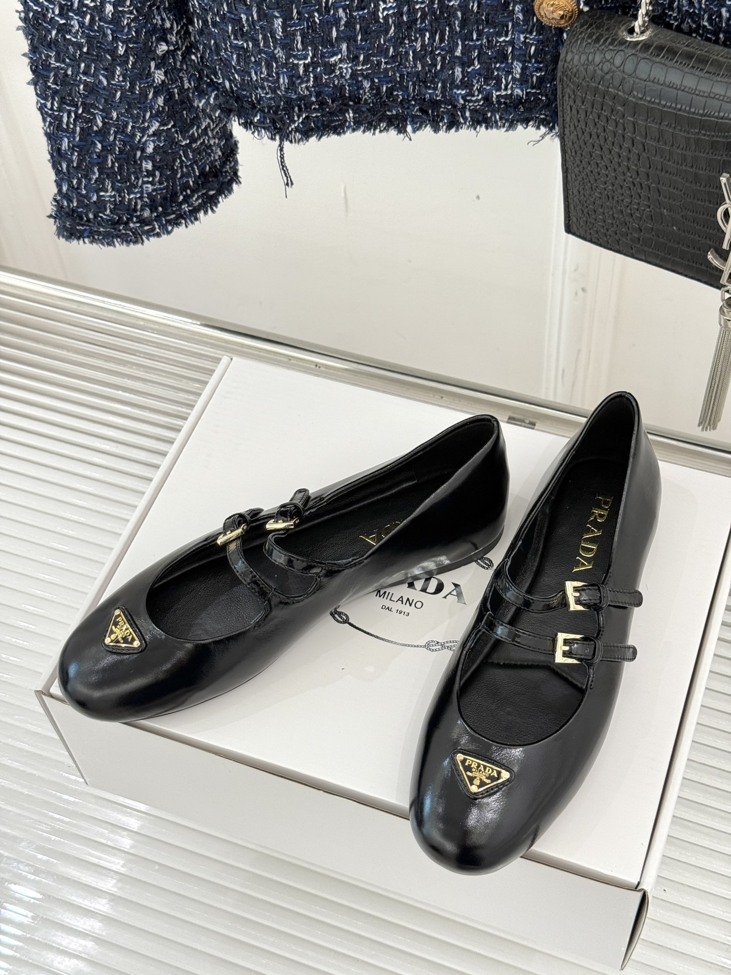 prada/普拉达经典玛丽珍鞋经典三角标自带高级感搭扣设计复古又俏皮不管是配裙装走优雅路线还是搭裤装打造