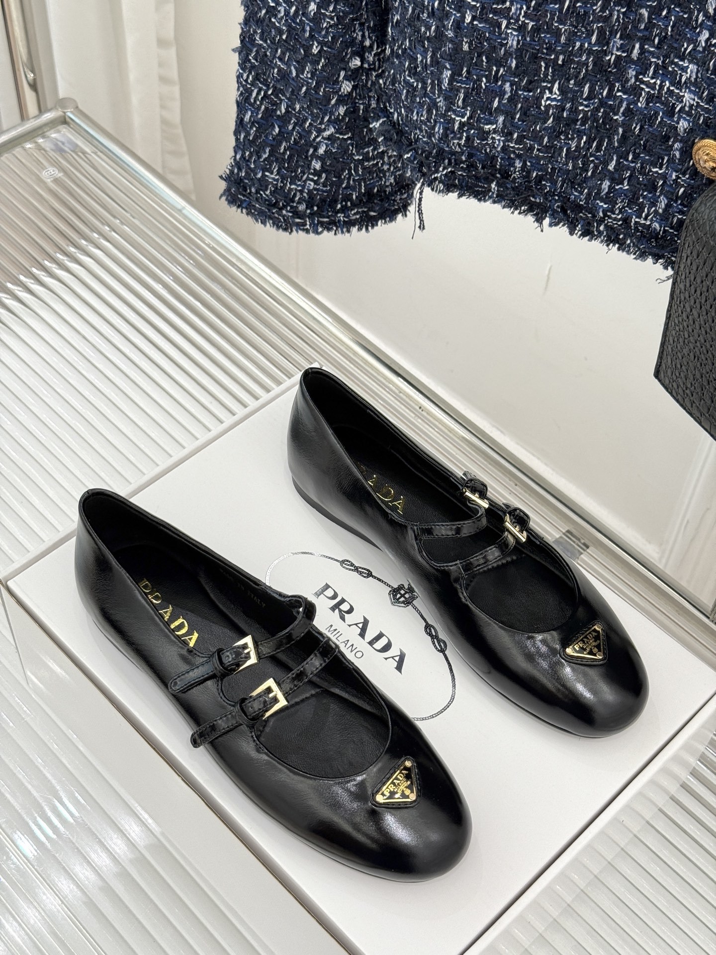 prada/普拉达经典玛丽珍鞋经典三角标自带高级感搭扣设计复古又俏皮不管是配裙装走优雅路线还是搭裤装打造