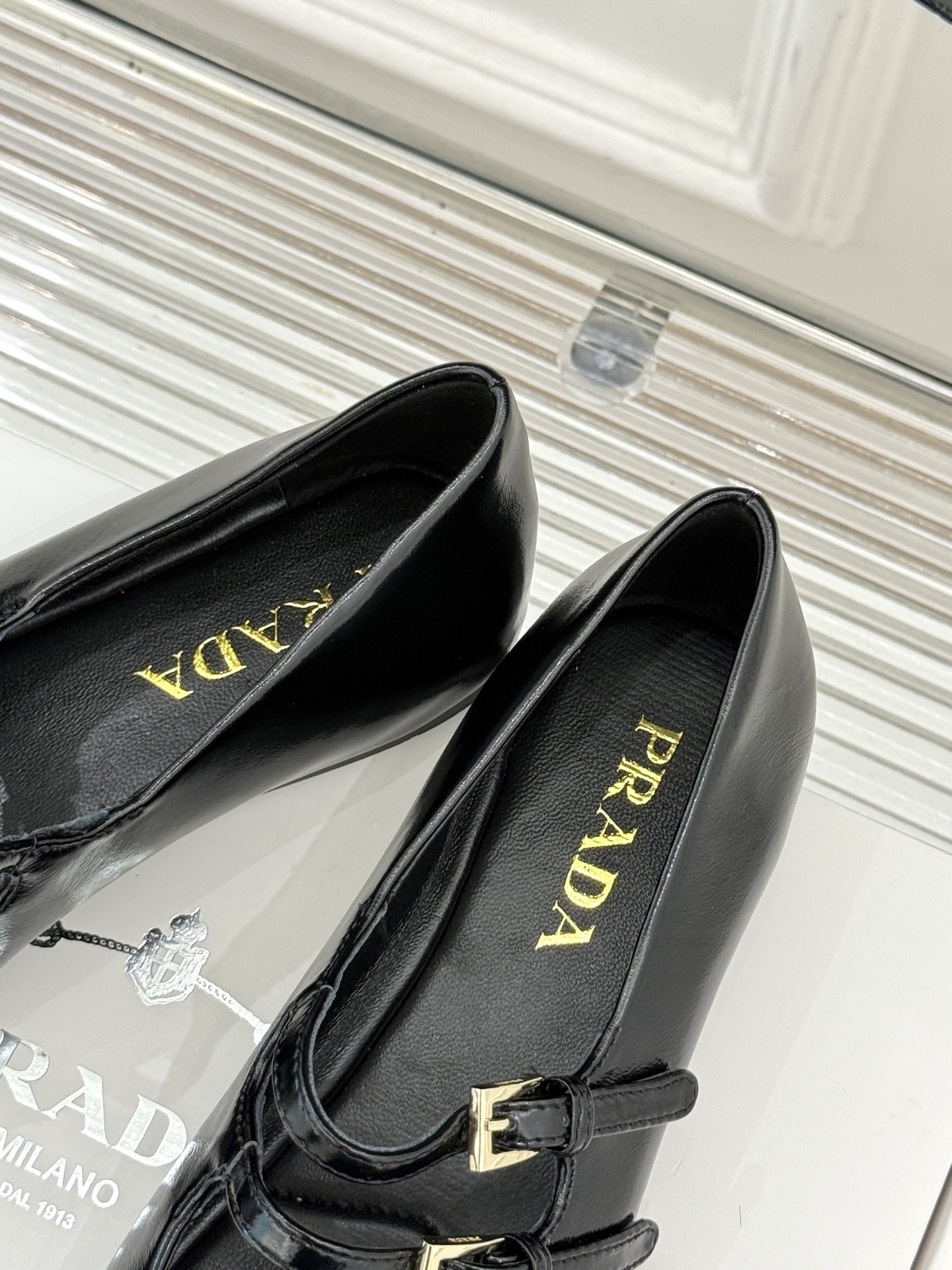 prada/普拉达经典玛丽珍鞋经典三角标自带高级感搭扣设计复古又俏皮不管是配裙装走优雅路线还是搭裤装打造