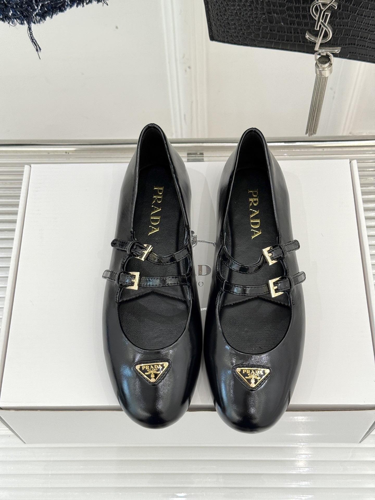 prada/普拉达经典玛丽珍鞋经典三角标自带高级感搭扣设计复古又俏皮不管是配裙装走优雅路线还是搭裤装打造