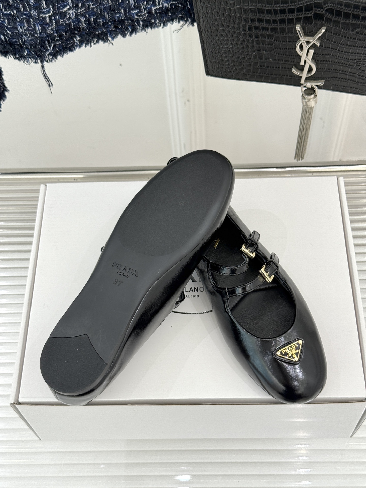 prada/普拉达经典玛丽珍鞋经典三角标自带高级感搭扣设计复古又俏皮不管是配裙装走优雅路线还是搭裤装打造