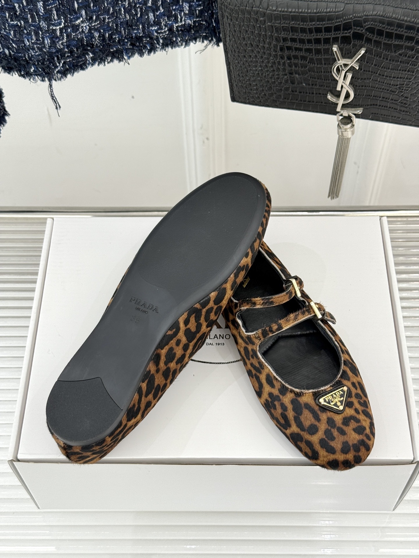 prada/普拉达经典玛丽珍鞋经典三角标自带高级感搭扣设计复古又俏皮不管是配裙装走优雅路线还是搭裤装打造