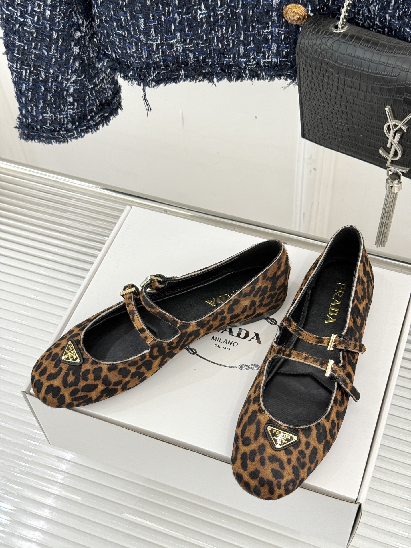 prada/普拉达经典玛丽珍鞋经典三角标自带高级感搭扣设计复古又俏皮不管是配裙装走优雅路线还是搭裤装打造