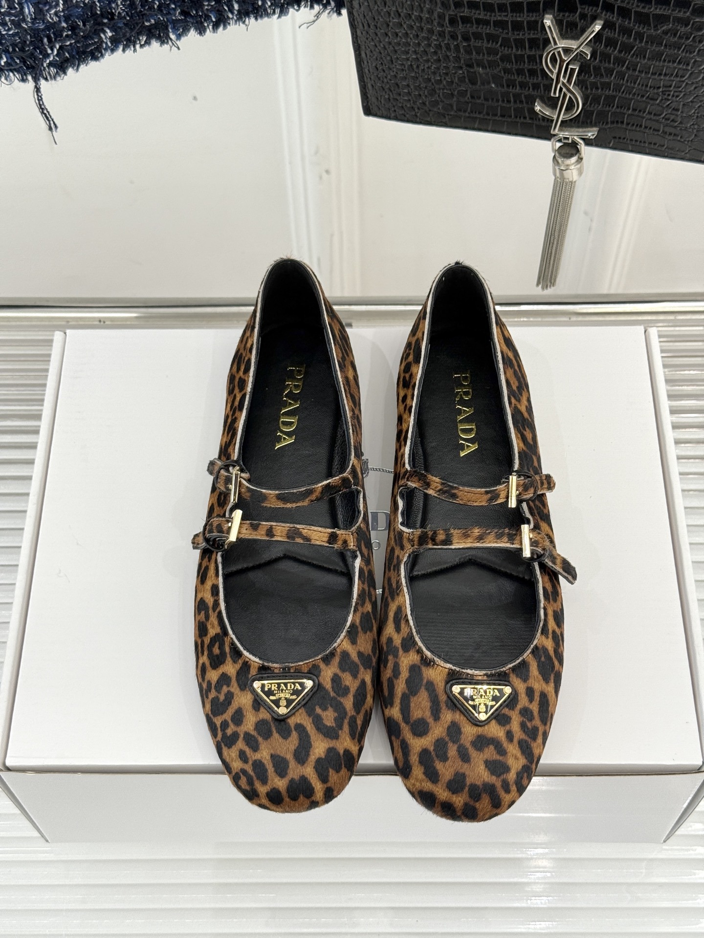 prada/普拉达经典玛丽珍鞋经典三角标自带高级感搭扣设计复古又俏皮不管是配裙装走优雅路线还是搭裤装打造