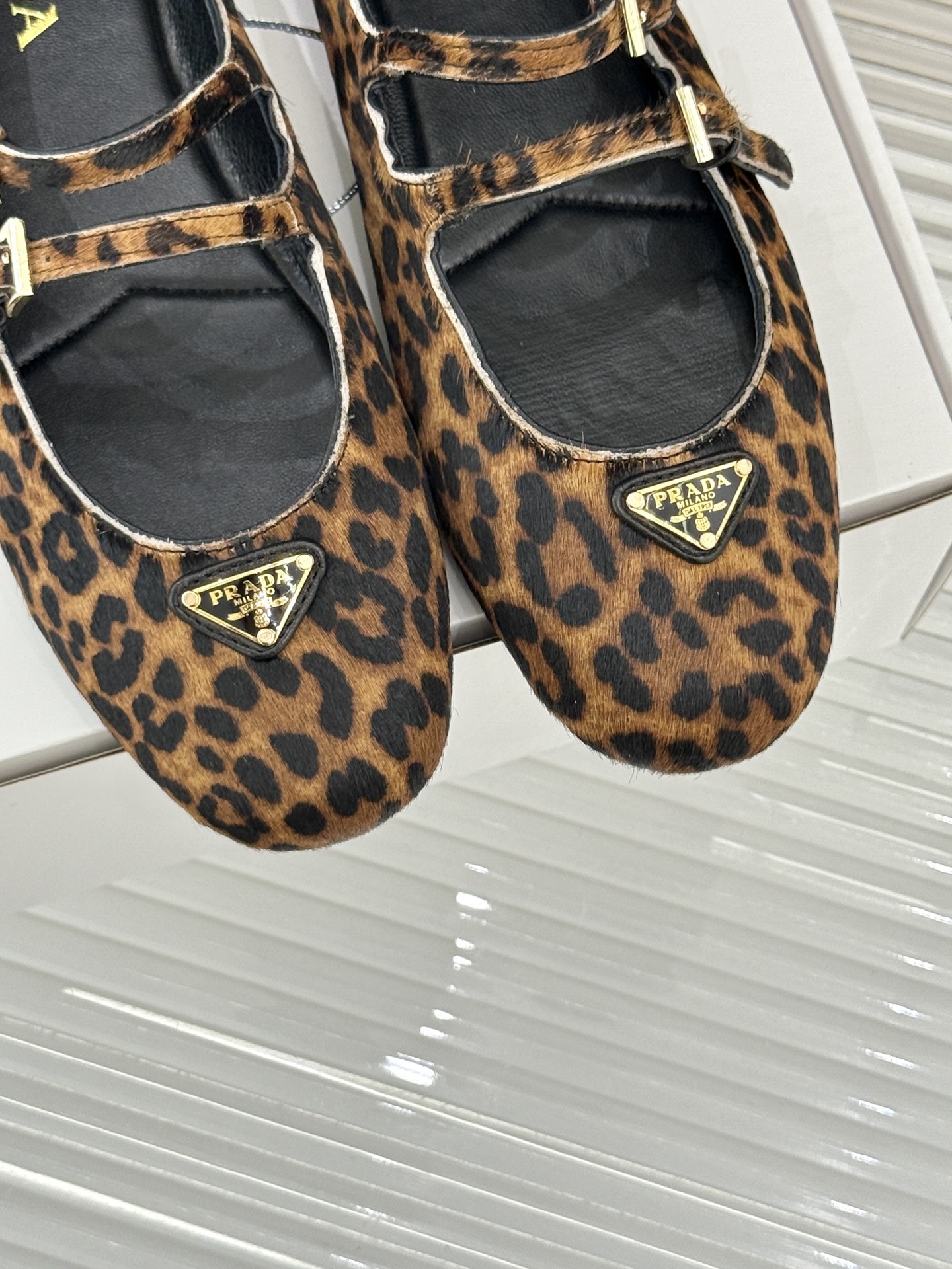 prada/普拉达经典玛丽珍鞋经典三角标自带高级感搭扣设计复古又俏皮不管是配裙装走优雅路线还是搭裤装打造