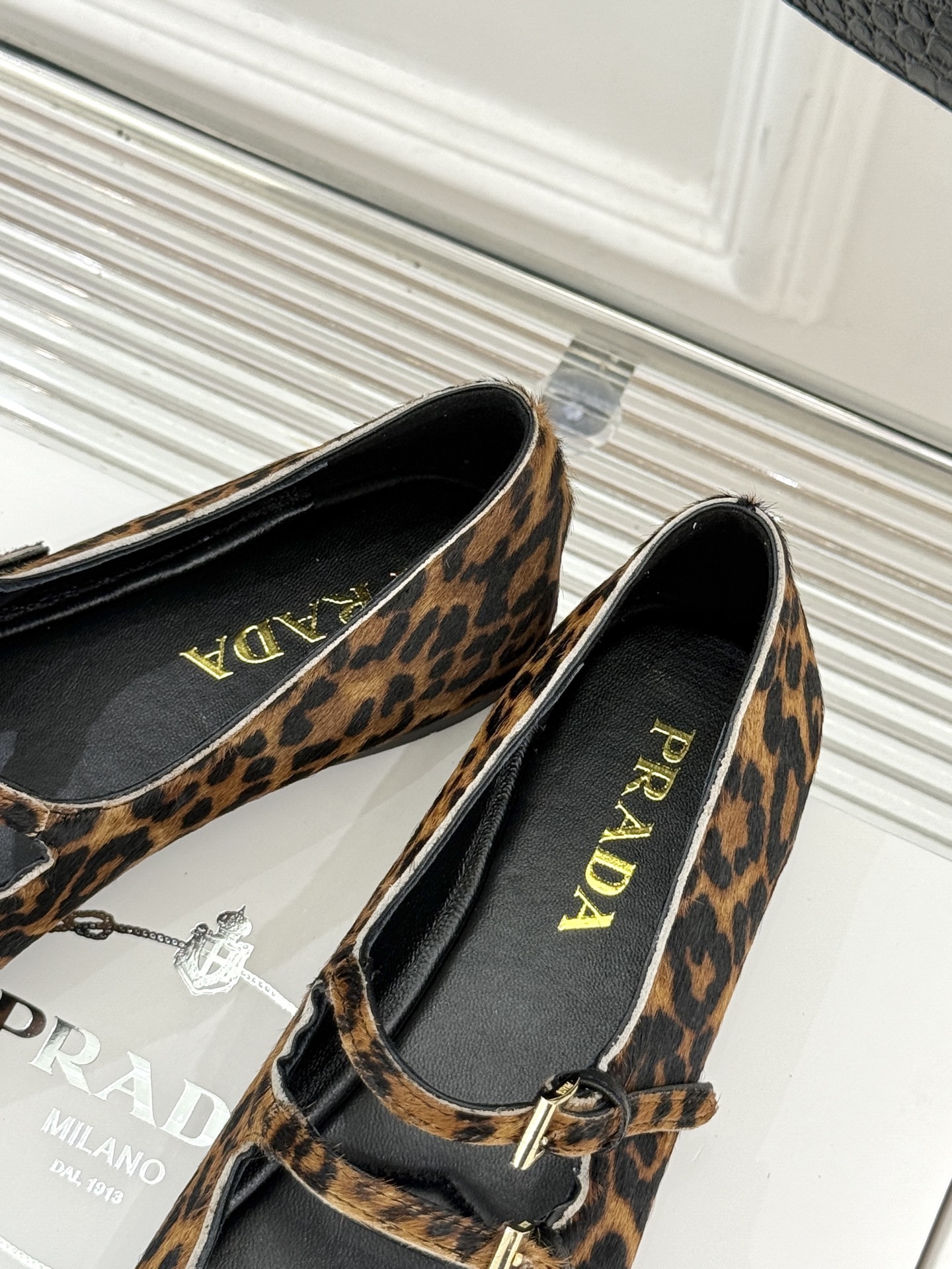prada/普拉达经典玛丽珍鞋经典三角标自带高级感搭扣设计复古又俏皮不管是配裙装走优雅路线还是搭裤装打造